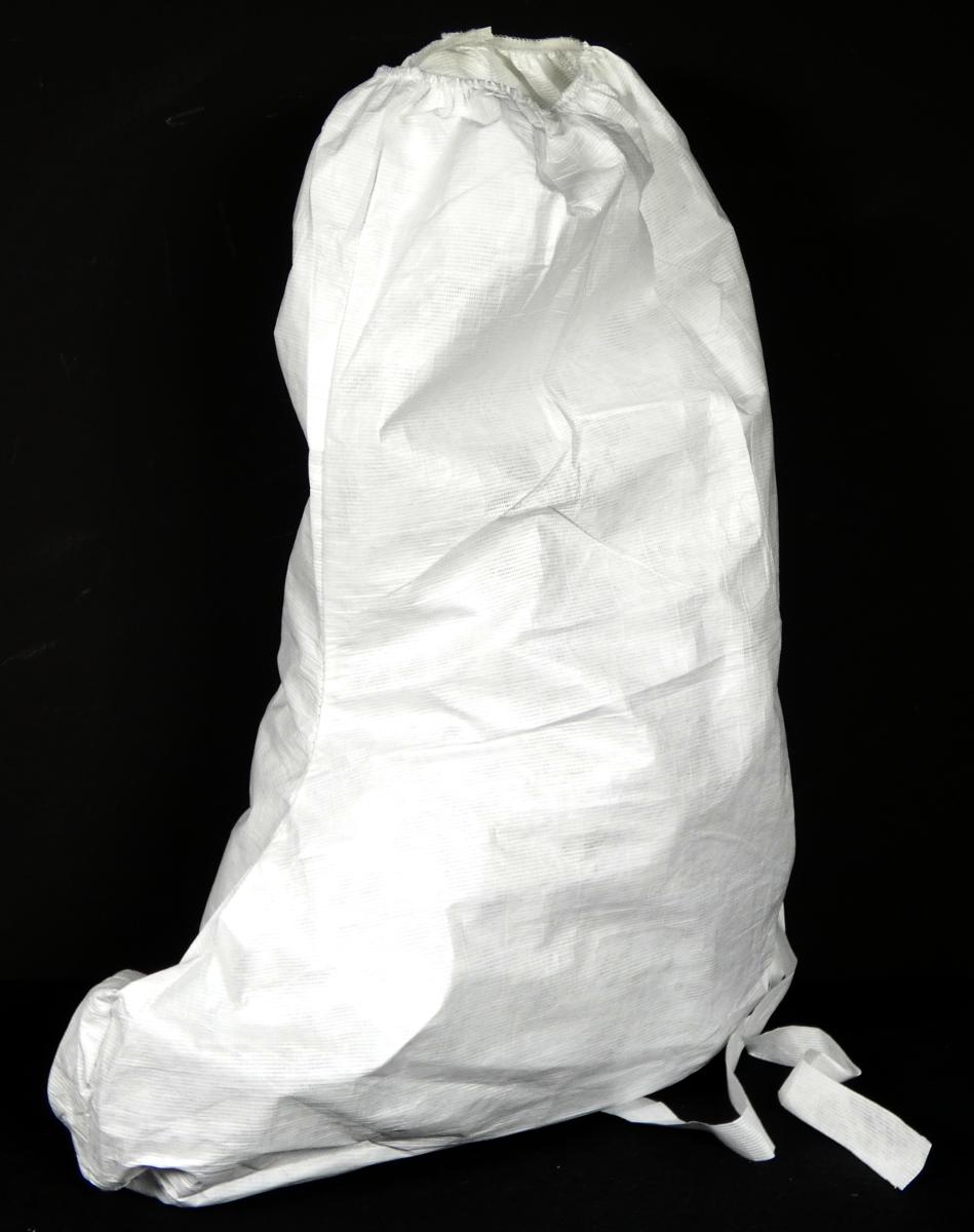 Überziehschuhe, sog. rutschhemmende Überziehschuhe, Foto siehe Anlage,
- in Art eines Stiefels gearbeitet,
- mit durch Nähen an das Oberteil angebrachten Laufsohlen (somit keine Ware der Position 6307)
  aus Spinnstoffen (kalanderter Vliesstoff; den größten Teil der Berührungsfläche mit dem Boden
  bilden); mit zwei rutschhemmenden Streifen  (L x B, ca. 25 cm x 2﻿,﻿5 cm) aus Zellkunststoff ausge-
  stattet,
- mit Oberteil aus Spinnstoffen (kalanderter Vliesstoff),
- hinten, in der Mitte der Schafthöhe mit zwei Bindebändern versehen,
- an der Einstiegsöffnung mit verengendem Gummizug.

"Schuhe, andere als in den Positionen 6401 bis 6404 genannte, mit Oberteil und Laufsohlen aus 
 Spinnstoffen, andere als in der Unterposition (KN) 6405 2091 genannte"