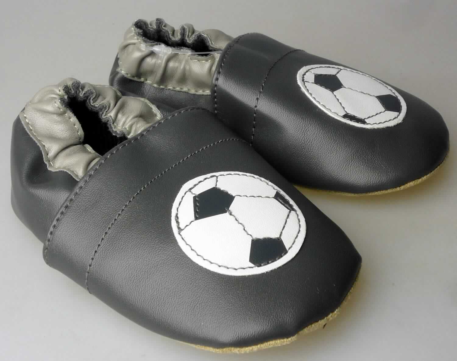 Babyschühchen (lt. Antrag: "Krabbelschuhe Fussball, Art.-Nr.: 199157", Foto siehe Anlage)
- mit Laufsohlen aus Spinnstoff,
- mit Oberteil aus Kunststoff (Spinnstoff mit einer mit bloßem Auge wahrnehmbaren 
  Außenschicht aus Kunststoff),
- auf das Oberteil ist eine Randeinfassung aus Kunststoff als Verstärkungsteil aufgesetzt,
- im Vorderfußbereich mit Zierbesatz (Fußballmotiv)

"Schuhe mit Laufsohlen aus Spinnstoff und Oberteil aus Kunststoff"