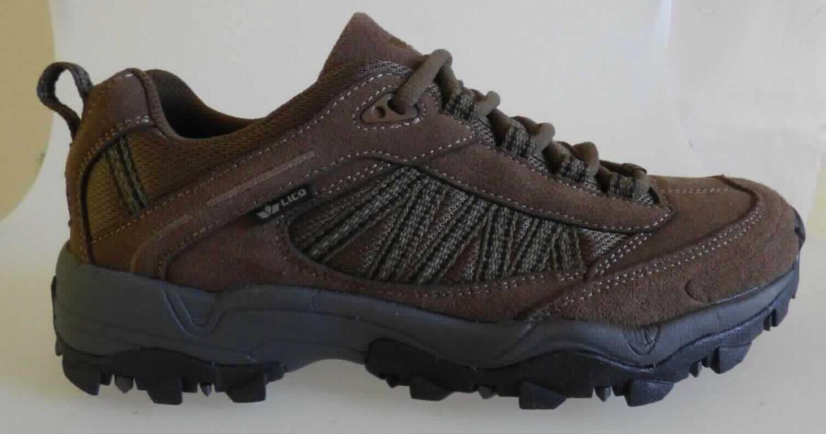 Halbschuhe (laut Antrag: "Freizeitschuhe, unisex", Größe 40, Foto siehe Anlage)
- mit Laufsohlen aus (laut Antrag) Kunststoff; ohne Hauptsohle aus Holz,
- mit Oberteil (geschlossenes Blatt) aus Leder (den größten Teil der Außenfläche bildend) und Spinnstoff,
- auf das Oberteil sind Stücke aus Leder und Spinnstoff als Verstärkungsteile aufgesetzt,
- mit Schnürsenkelverschluss,
- ohne Metallschutz in der Vorderkappe,
- nicht den Knöchel bedeckend, 
- mit einer Länge der Innensohle von ca. 24,6 cm,
- nicht als Männer- oder Frauenschuhe erkennbar.

"Schuhe mit Laufsohlen aus Kunststoff und Oberteil aus Leder, andere als in den Unterpositionen 6403 1200 bis 
 6403 9991 genannte, nicht als Männer- oder Frauenschuhe erkennbar"
