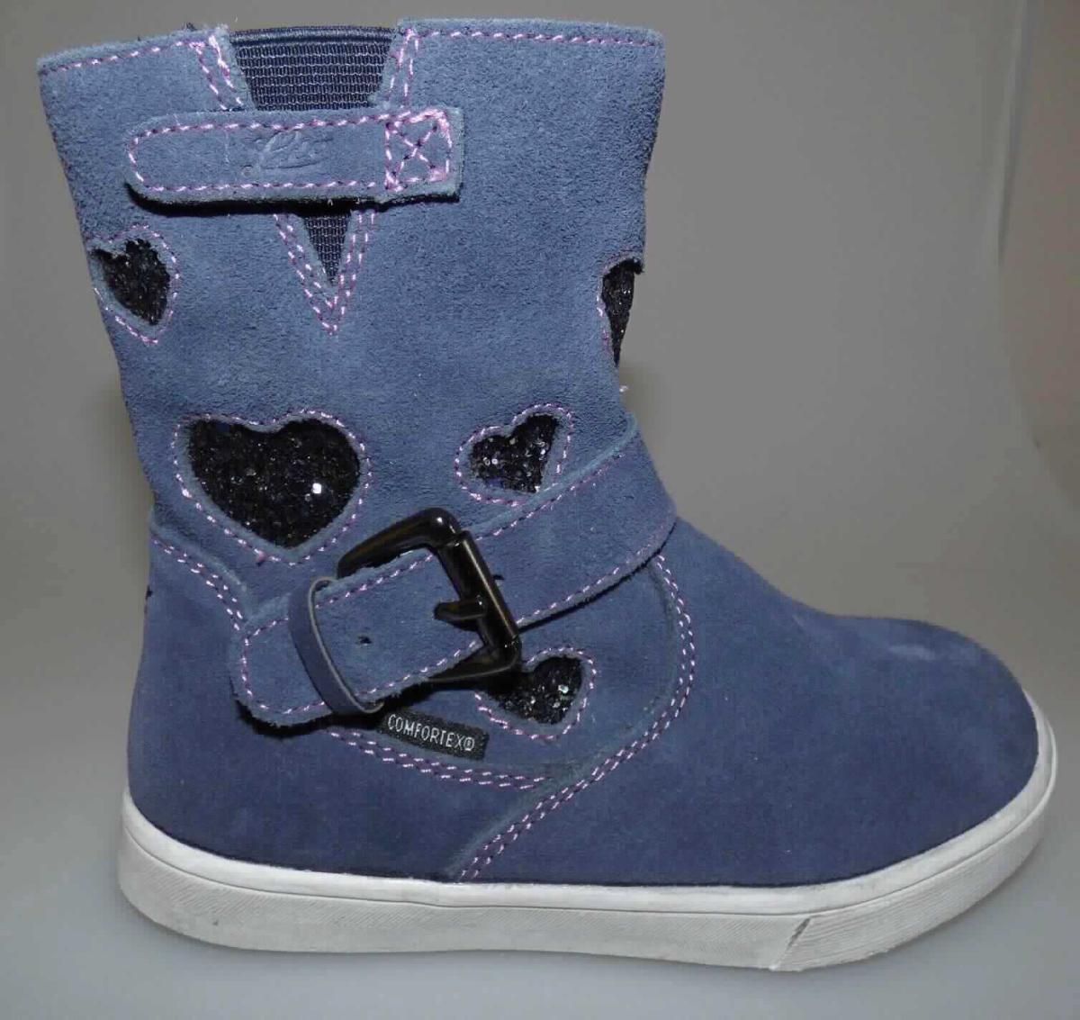 Stiefel (laut Antrag: "Freizeitschuhe für Kinder" Größe 28, Foto siehe Anlage)
- mit Laufsohlen aus (laut Antrag) Kunststoff; ohne Hauptsohle aus Holz,
- mit Oberteil aus Leder (den größten Teil der Außenfläche bildend), Spinnstoff und Kunststoff (Spinnstoff mit einer 
  mit bloßem Auge wahrnehmbaren Außenschicht aus Kunststoff),
- seitlich mit Reißverschluss,
- gefüttert,
- mit einem Riegel mit Schnallenverschluss und einem kleinen Klettverschluss verziert,
- ohne Metallschutz in der Vorderkappe, 
- den Knöchel, jedoch nicht die Wade bedeckend,
- mit einer Länge der Innensohle von ca. 18,4 cm.

"Schuhe mit Laufsohlen aus Kunststoff und Oberteil aus Leder, andere als in den Unterpositionen 6403 1200 bis 
 6403 9105 genannte, den Knöchel, jedoch nicht die Wade bedeckend, mit einer Länge der Innensohle von 
 weniger als 24 cm"