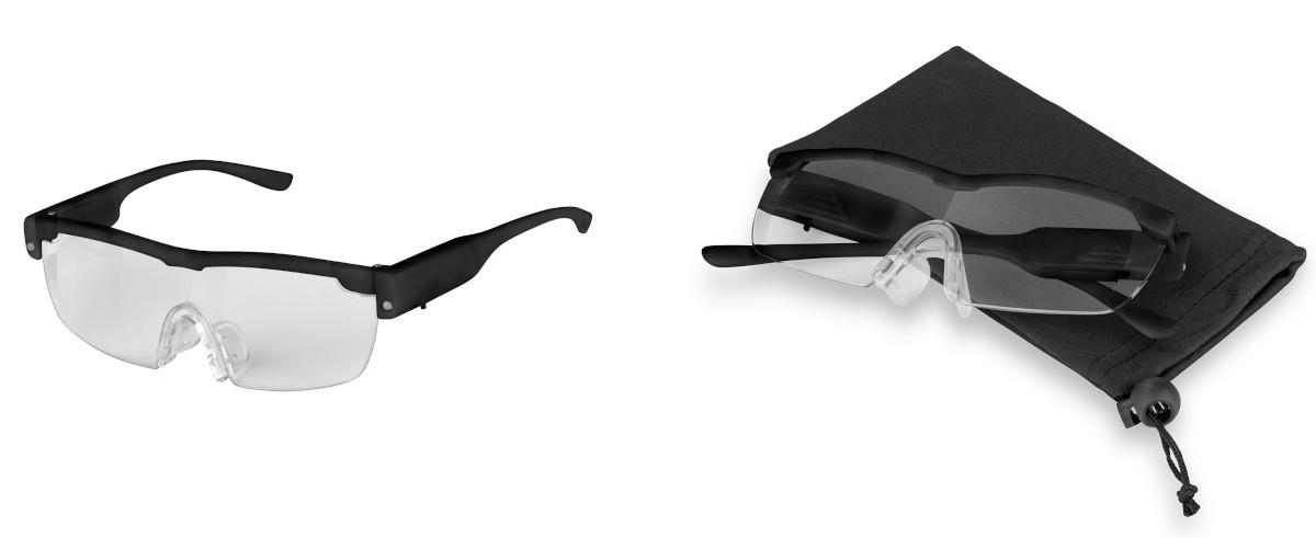 Sog. LED-Vergrößerungsbrille, in Form einer Warenzusammenstellung, in Aufmachung für den Einzelverkauf, im Wesentlichen bestehend aus:
- einer in Bezug auf die Verwendung charakterbestimmenden Brille,
- vier noch nicht eingelegten Batterien CR927 (daher nicht zusammengesetzt),
- einem zum dauerhaften Gebrauch bestimmten Aufbewahrungsbeutel und
- einer Gebrauchsanleitung
gemeinsam in einem bedruckten Karton verpackt (zur äußeren Form: siehe Abbildung in der Anlage).
Die Brille ist mit einem einteiligen Glas aus Kunststoff mit einer 1,6-fachen Vergrößerung, mit zwei LED zur Beleuchtung, die jeweils seitlich an der Vorderseite der Bügel eingesetzt sind, ausgestattet.
Die Ware bietet eine Lupenfunktion mit Beleuchtung und kann bei verschiedenen Tätigkeiten (z.B. beim Nähen, Modellbau, Lesen von Kleingedrucktem) verwendet werden.
Die Ware wird als "Brille, keine Sonnenbrille, mit Brillengläsern aus Kunststoff" eingereiht.