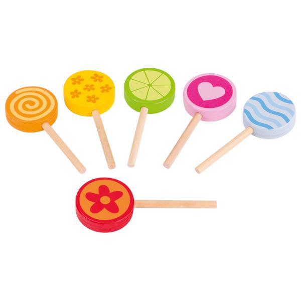 Nach den Angaben der Antragstellerin handelt es sich bei den sog. "Lollies, 6fach, Artikel 51554" um Spielzeug aus Holz,
- in Form von 6 Nachbildungen von Lollies,
- mit einer Größe von ca. 8,5 cm,
- aus Holz gefertigt,
- farbig und mit unterschiedlichen Motiven bemalt,
- ohne Hinweis auf Fertigung in Handarbeit,
- dient der spielerischen Unterhaltung,
- in einem Polybeutel mit einem bedruckten Pappreiter verpackt.

Derartige Erzeugnisse werden zolltarifrechtlich als "anderes als von den Unterpositionen
(KN) 9503 0010 bis 9503 0095 erfasstes Spielzeug, nicht aus Holz handgearbeitet" eingereiht.
