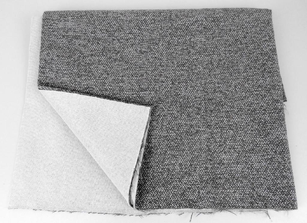 Textillaminat, sog. Möbelbezugsstoff, Art. Riuso Trend, Foto siehe Anlage,
- als Meterware, mit einer Breite von laut Antrag 142 cm,
- laut Untersuchungsergebnis:
-- aus zwei mit ihrer ganzen Fläche aufeinanderliegenden und so miteinander durch Kleben verbundenen
   Lagen:
--- mit einer Oberlage (Schauseite):
---- aus einem gerauten und buntgewebten Gewebe in Musterbindung (somit keine Ware der 
      Position 6005) ,aus ungezwirnten, nicht hochfesten Garnen,
----- mit Kettgarnen aus texturierten, synthetischen Filamenten (Polyester),
----- mit Schussgarnen aus texturierten, synthetischen Filamenten (Polyester) und künstlichen
      Spinnfasern (Viskose),
---- mit einem Gesamtanteil an:
----- synthetischen Filamenten von ca. 90 GHT,
----- künstlichen Spinnfasern von ca. 10 GHT,
--- mit einer Unterlage:
---- aus einem gerauten Kuliergewirke,
- das die Schauseite bildende Gewebe verleiht der Ware insbesondere im Hinblick auf die Bedeutung in
  Bezug auf die Verwendung als Möbelbezugsstoff ihren wesentlichen Charakter. 
 
"Gewebe aus Garnen aus synthetischen Filamenten, anderes als in den Unterpositionen 5407 10 bis
 5407 44 genannte, mit einem Anteil an texturierten Polyester-Filamenten von mehr als 85 GHT,
 buntgewebt"