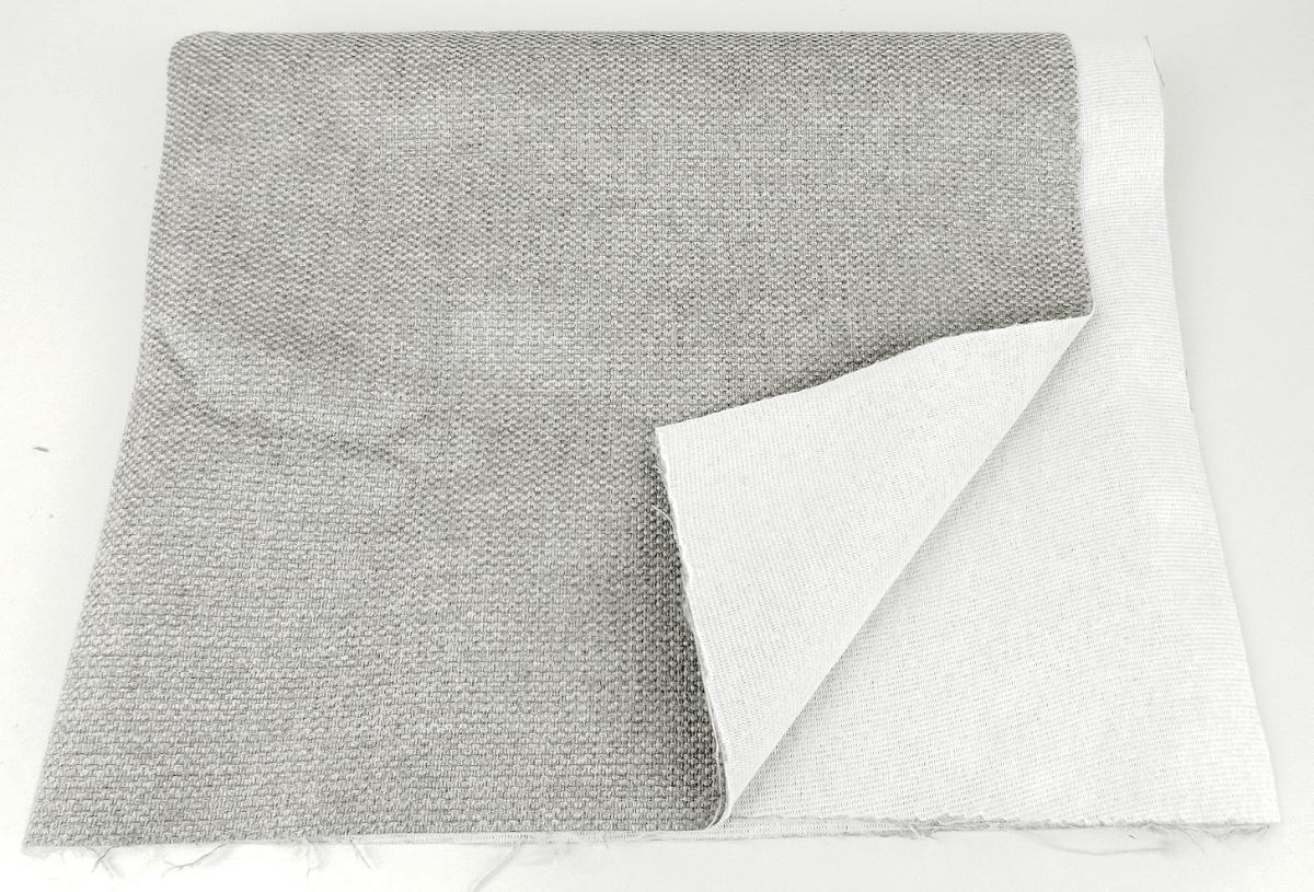 Textillaminat, sog. Möbelbezugsstoff, Art. Riuso Smooth, Foto siehe Anlage,
- als Meterware, mit einer Breite von laut Antrag 142 cm,
- laut Untersuchungsergebnis:
-- aus zwei mit ihrer ganzen Fläche aufeinanderliegenden und durch Kleben miteinander verbundenen
   Lagen:
--- mit einer Oberlage (Schauseite):
---- aus einem gerauten und buntgewebten Gewebe in Musterbindung aus ungezwirnten, nicht
     hochfesten Garnen,
---- mit Kett- und Schussgarnen aus texturierten, synthetischen Filamenten (laut Antrag Polyester),
--- mit einer Unterlage:
---- aus einem gerauten Kuliergewirke,
- das die Schauseite bildende Gewebe verleiht der Ware insbesondere im Hinblick auf die Bedeutung in
  Bezug auf die Verwendung als Möbelbezugsstoff ihren wesentlichen Charakter.

"Gewebe aus Garnen aus synthetischen Filamenten, anderes als in den Unterpositionen 5407 10 bis
 5407 44 genannte, mit einem Anteil an texturierten Polyester-Filamenten von mehr als 85 GHT,
 buntgewebt"