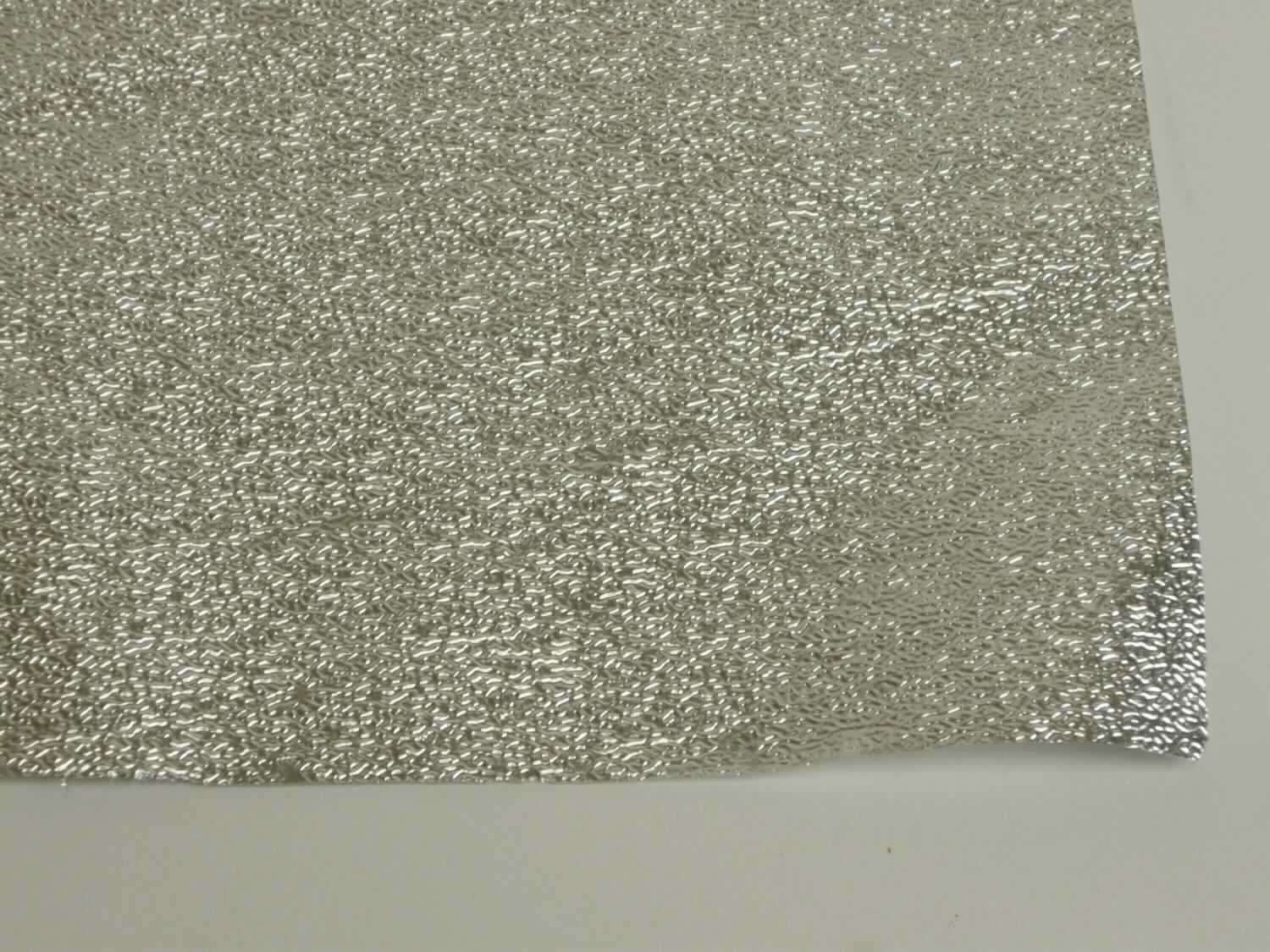 Aluminiumfolie

Bei der Ware handelt es sich um Flacherzeugnisse aus Aluminium (Legierung A8011) mit einer Dicke von 0,018 mm. Die Folien werden durch Walzen hergestellt und auf Rollen gewickelt. Die Breite der Folien beträgt 950 und 1050 mm. Aus den Folien werden nach erneutem Prägungswalzen (Würmchenprägung) sogenannte Dampfsperren hergestellt. Dabei wird die Aluminiumfolie beidseitig mit Bitumen beschichtet. Das Erzeugnis wird in der Dachindustrie verwendet. 
Die Folien werden nicht zu Haushaltszwecken neu aufgewickelt bzw. für Verpackungs- und andere Haushaltszwecke verwendet. 

Die Ware ist als "Folie aus Aluminium, ohne Unterlage, nur gewalzt, mit einer Dicke von weniger als 0,021 mm, in Rollen mit einem Stückgewicht von mehr als 10 kg, für andere Verwendungszwecke als als Aluminium Haushaltfolie
...- mit einer Dicke von 0,008 mm oder mehr, jedoch nicht mehr als 0,018 mm, in Rollen mit einer Breite von mehr als 650 mm, auch weichgeglüht, ..." in den TARIC-Code 7607 1119 60 einzureihen.