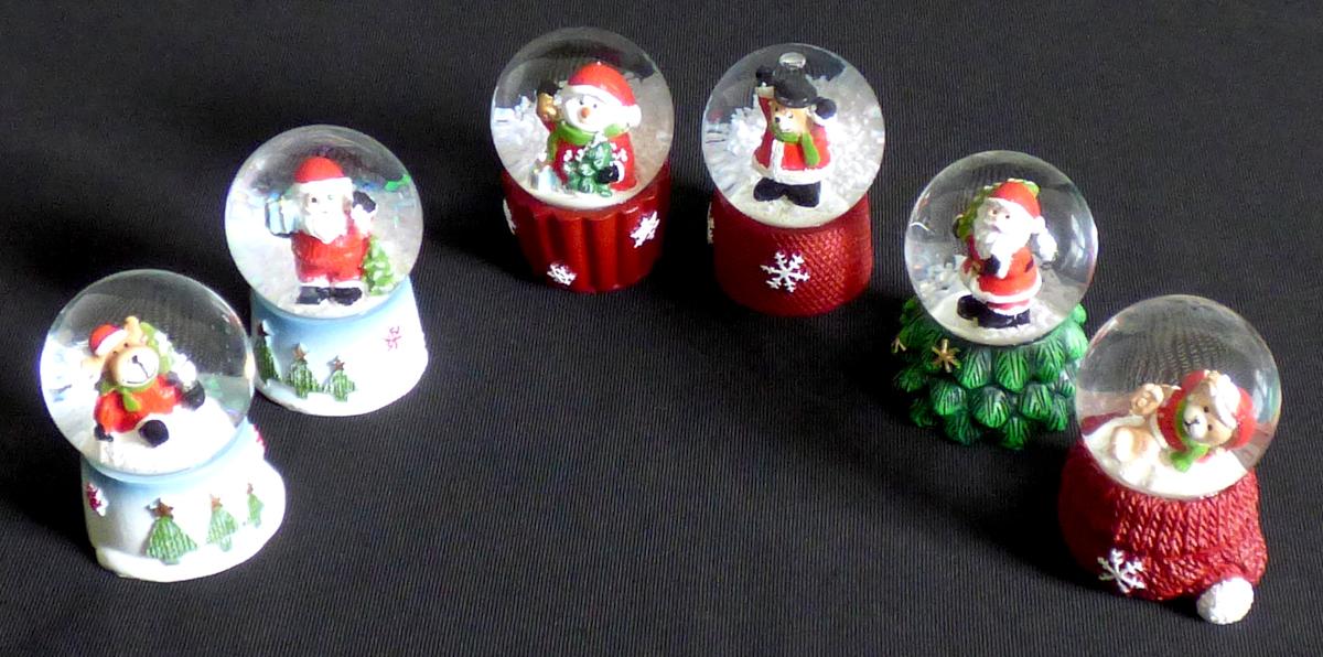 Nach den Angaben der Antragstellerin sowie den vorliegenden Warenmustern handelt es sich um sogenannte Mini-Schneekugeln in sechs verschiedenen Ausführungen.
 
Die ca. 6,5 cm großen, farbig gestalteten Erzeugnisse bestehen im Wesentlichen aus einem Sockel aus Kunststoff, auf den eine klarsichtige Glaskugel aufgesetzt ist. Die Glaskugel ist im Inneren mit einer farblosen Flüssigkeit sowie Schnee imitierenden Partikeln befüllt. Im Zentrum der Schüttelkugel befindet sich je eine Kunststofffigur. Die Figuren im Innern variieren je nach Ausführung und stellen entweder Schneemänner, Teddys oder Rentiere in roten Mänteln und/oder roter Zipfelmütze mit weißem Besatz dar. Alternativ wird die Ware auch mit dem Motiv des klassischen Weihnachtsmannes angeboten. Die dekorativ ausgestalteten Sockel sind zusätzlich mit Schneeflocken, Sternen und geschmückten Tannen verziert.

Die Waren enthalten Elemente, die erkennbar mit Weihnachten in Verbindung stehen. Derartige Erzeugnisse sind dazu bestimmt, nur während der Weihnachtszeit zu Dekorationszwecken verwendet zu werden.

Der Charakter der aus verschiedenen Stoffen zusammengesetzten Waren wird insbesondere hinsichtlich der Zierwirkung sowie der Erkennbarkeit als Weihnachtsfestartikel durch die anderen Stoffe als das Glas bestimmt.

Zolltarifrechtlich handelt es sich um einen „Weihnachtsartikel, nicht aus Glas“.