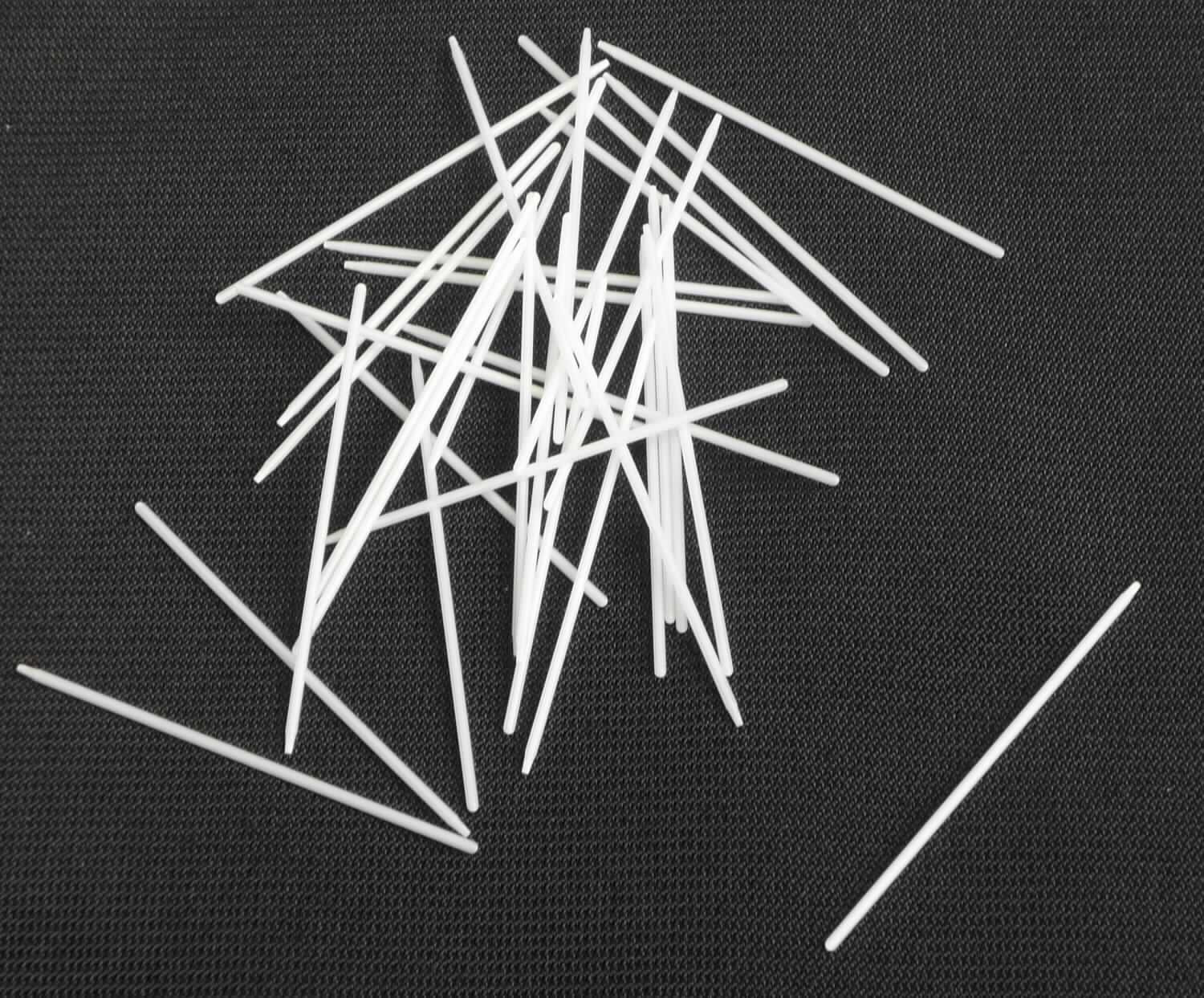 Es handelt sich um eine Schreibfederspitze aus Kunststoff.
Das in einer Kunststofftüte verpackte Erzeugnis enthält Fasern, besitzt einen Innenkanal und ist ca. 3,5 cm lang.

Die Ware ist als erkennbares "Teil eines Stiftes mit poröser Spitze; Schreibfederspitze, Fasern enthaltend, mit Innenkanal" einzureihen.

Anlage: 1 Abbildung.
