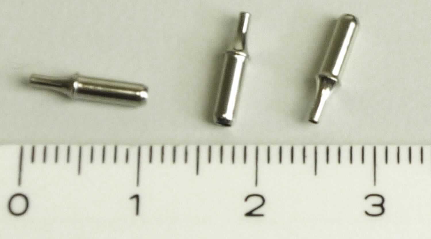 Es handelt sich um eine Fassung für Schreibfederspitzen aus Aluminium. 
Das Erzeugnis ist ca. 1 cm lang und wird als Halterung und Führung für einen Tintenleiter verwendet. 
Die in einer Kunststofftüte verpackte Ware ist als erkennbares „Teil eines Stiftes der Position 9608, keine Schreibfederspitze“ einzureihen. 

Anlage: 1 Abbildung