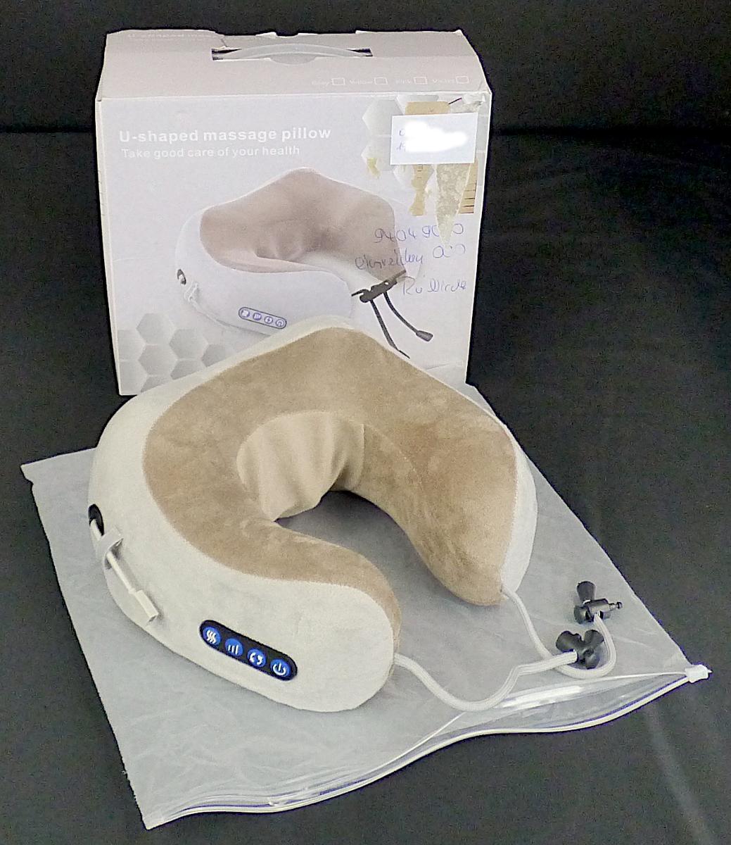 Sog. U-shaped massage pillow, im Wesentlichen bestehend aus einem gepolsterten, U-förmig geformten, ca. 25 x 23 x 12 cm großen, akkubetriebenen Nackenkissen, in welchem sich eine elektrisch betriebene Massageeinheit aus zwei rotierenden, runden Massagekugeln, integrierte Vibrationsmotoren sowie eine Heizvorrichtung befinden. Es sind zwei Spinnstoffbänder mit verschiebbaren Clips zur Fixierung angenäht. In das Kissen sind eine USB-Anschlussbuchse mit Kabel und eine Bedienleiste mit vier Druckknöpfen integriert.
Äußere Form: Siehe Abbildung in der Anlage.
Die Massageeinheit ahmt die Druck- und Knetbewegungen einer Shiatsu-Massage nach. Wechselweise kann auch eine Vibrationsmassage eingeschaltet werden. Zusätzlich kann eine Wärmefunktion zur Unterstützung der Massagewirkung durch Erwärmung von Muskulatur und Gewebe zugeschaltet werden (Multifunktionsgerät).
Eine Hauptfunktion innerhalb des Multifunktionsgerätes ist nicht ermittelbar. Somit erfolgt die Einreihung gemäß AV 3 c) in die letztgenannte Unterposition.
  
Die Ware, welche in einem Pappkarton verpackt ist, wird als "Massagegerät, nicht von der Unterposition (KN) 9019 1010 erfasst" eingereiht.