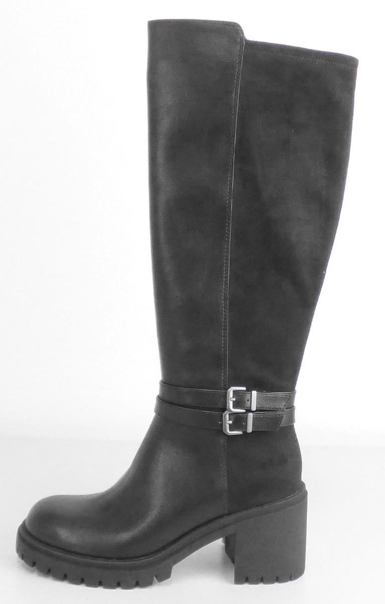 Stiefel, Größe 37, Foto siehe Anlage,
- mit Laufsohlen aus laut Antrag Kunststoff,
- mit Oberteil aus Kunststoff (Spinnstoff mit einer mit bloßem Auge wahrnehmbaren Außenschicht
  aus Kunststoff; den größten Teil der Außenfläche bildend) und Spinnstoff,
- an der Innenseite mit Reißverschluss,
- oberhalb der Knöchel mit zwei Zierriegel mit Schnallenverschluss,
- den Knöchel und die Wade bedeckend,
- ohne Metallschutz in der Vorderkappe,
- mit einem ca. 7 cm hohen Blockabsatz.

"Schuhe, andere als in der Position 6401 genannte, mit Laufsohlen und Oberteil aus Kunststoff,
 andere als in den Unterpositionen (HS) 6402 12 bis 6402 20 genannte, den Knöchel bedeckend,
 andere als in der Unterposition (KN) 6402 9110 genannte"