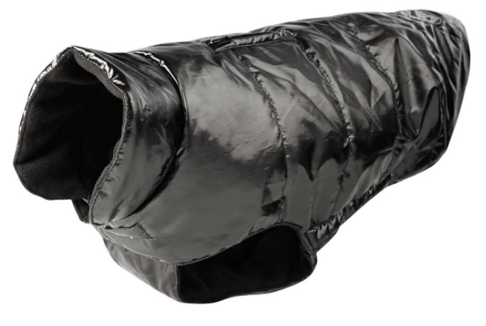Sattlerware für Tiere, sog. Hundemantel Tampere, Foto siehe Anlage, laut Antrag:
- Bekleidung für Hunde,
- aus Geweben aus Spinnstoffen,
- mit gerauten Gewirken gefüttert,
- den Körper eines Hundes bedeckend,
- mit zwei Klettverschlüssen zur Befestigung am Hals und am Bauch,
- am Rücken mit einem ca. 6 cm langen Schlitz mit Reißverschluss zum Durchführen z. B. einer
  Hundeleine,
- mit zwei elastischen Schlaufen zur Befestigung des Rückenteils an den Hinterläufen,
- in verschiedenen Größen und Farben:
- - 25 (ca. 25 x 17 x 2 cm), Art. 62904 (rot), Art. 62899 (schwarz),
- - 30 (ca. 30 x 19 x 2 cm), Art. 62905 (rot), Art. 62900 (schwarz),
- - 35 (ca. 35 x 22 x 2 cm), Art. 62906 (rot), Art. 62901 (schwarz),
- - 40 (ca. 40 x 25 x 2 cm), Art. 62907 (rot), Art. 62902 (schwarz),
- - 45 (ca. 45 x 29 x 2 cm), Art. 62908 (rot), Art. 62903 (schwarz),
- - 50 (ca. 50 x 31 x 2 cm), Art. 66271 (rot), Art. 66272 (schwarz),
- dient erkennbar dem Ausstatten von Hunden und damit als Sattlerware für Tiere,
- verpackt in einem klarsichtigen Polybeutel mit einem Bügel aus Kunststoff und einem bunt bedruckten
  Pappeinleger.

"Sattlerwaren für alle Tiere, aus Stoffen aller Art, kein Reitsattel"
