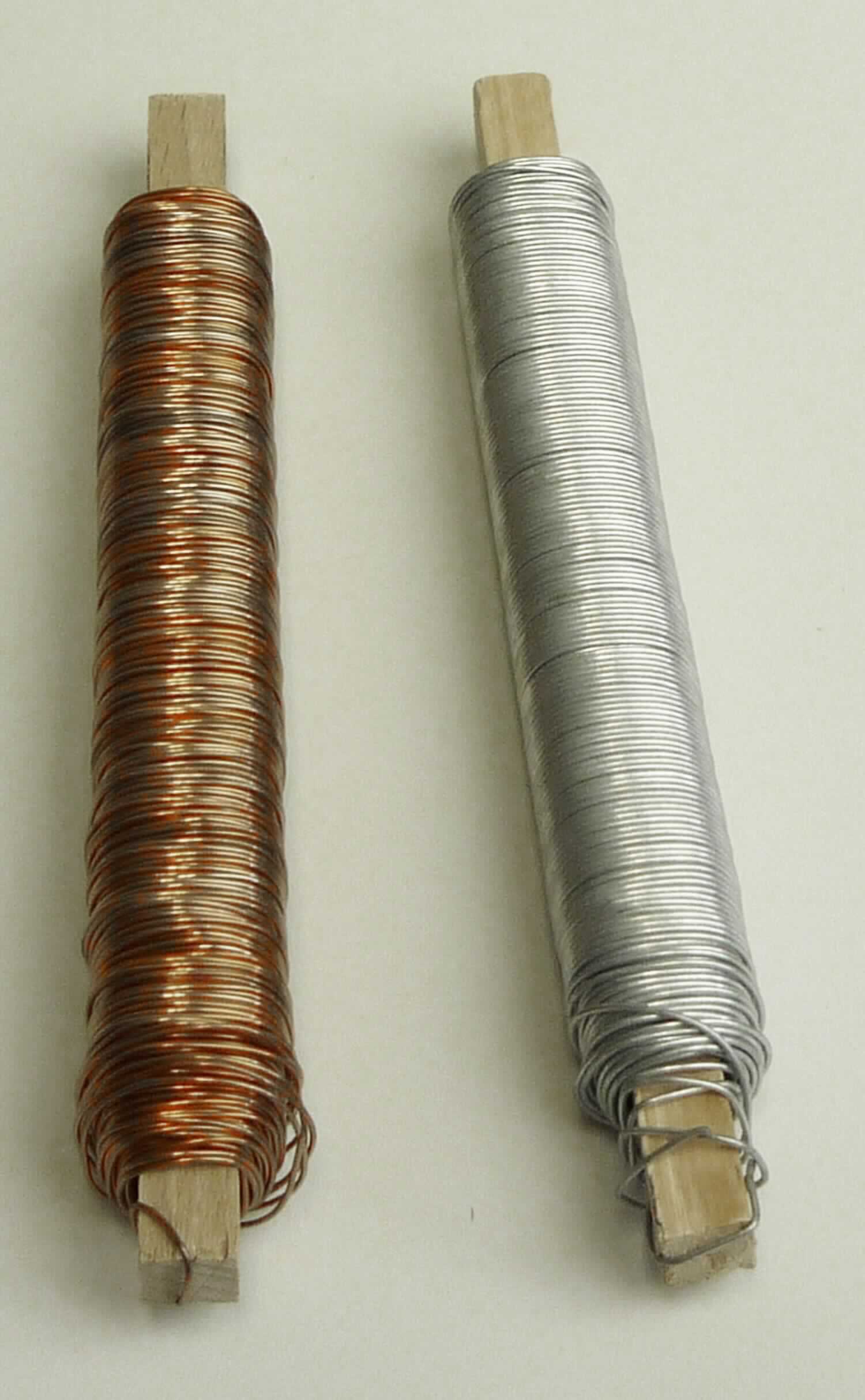 Draht aus Stahl, verzinkt 

Bei der als "Wickeldraht" bezeichneten Ware handelt es sich um einen Draht aus Metall auf einen Holzstab gewickelt. Der Draht hat einen über die gesamte Länge gleichbleibenden kreisrunden Querschnitt mit einem Durchmesser von ca. 0,68 mm.  Nach den Angaben besteht der Draht aus einem nicht legierten Stahl mit der Werkstoffbezeichnung DIN EN 16120 - C9D und mit einem Kohlenstoffgehalt von weniger als 0,02 GHT. Oberflächlich ist der Draht verzinkt.

Die Ware ist nach ihrer Beschaffenheit als "verzinkter Draht aus nicht legiertem Stahl, mit einem Kohlenstoffgehalt von weniger als 0,25 GHT und einer größten Querschnittsabmessung von weniger als 0,8 mm" in den TARIC-Code 7217 2010 00 einzureihen.