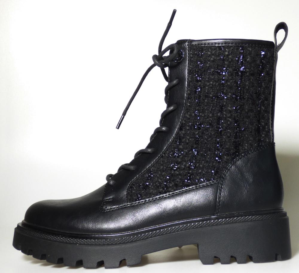 Stiefel, Größe 37, Foto siehe Anlage,
- mit Laufsohlen aus laut Antrag Kunststoff,
- mit Oberteil aus Kunststoff (Spinnstoff mit einer mit bloßem Auge wahrnehmbaren Außenschicht 
  aus Kunststoff; den größten Teil der Außenfläche bildend, damit keine Ware der Position 6404)
  und Spinnstoff,
- auf das Oberteil sind Verstärkungsteile aus Kunststoff aufgesetzt,
- hinten am oberen Rand mit einer Anziehhilfe,
- mit Schnürsenkelverschluss, teilweise mit erhabenen Ösen aus unedlem Metall,
  seitlich mit Reißverschluss,
- den Knöchel bedeckend,
- ohne Metallschutz in der Vorderkappe.

"Schuhe, andere als in der Position 6401 genannte, mit Laufsohlen und Oberteil aus Kunststoff, 
 andere als in den Unterpositionen (HS) 6402 12 bis 6402 20 genannte, den Knöchel bedeckend, 
 andere als in der Unterposition (KN) 6402 9110 genannte"