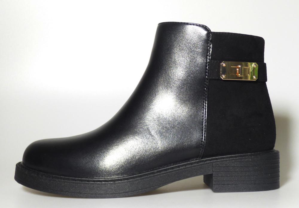 Stiefel, Größe 37, Foto siehe Anlage,
- mit Laufsohlen aus laut Antrag Kunststoff,
- mit Oberteil aus Kunststoff (Spinnstoff mit einer mit bloßem Auge wahrnehmbaren Außenschicht
  aus Kunststoff; den größten Teil der Außenfläche bildend) und Spinnstoff,
- an der Innenseite mit Reißverschluss,
- oberhalb der Knöchel mit einem Riemen mit Zierelement,
- den Knöchel bedeckend,
- ohne Metallschutz in der Vorderkappe.

"Schuhe, andere als in der Position 6401 genannte, mit Laufsohlen und Oberteil aus Kunststoff,
 andere als in den Unterpositionen (HS) 6402 12 bis 6402 20 genannte, den Knöchel bedeckend,
 andere als in der Unterposition (KN) 6402 9110 genannte"