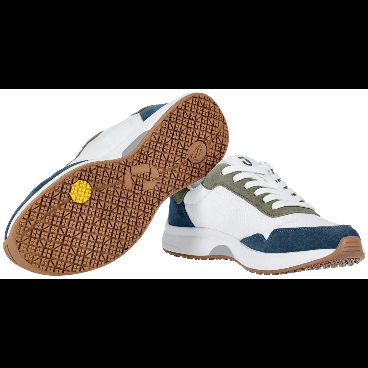 Halbschuhe, Aufbewahrungsbeutel und ein Paar Schnürsenkel, Foto siehe Anlage,
- Zusammenstellung, bestehend aus einem Paar Halbschuhe, einem beigelegten Aufbewahrungs-
  beutel und einem zusätzlichen Paar Schnürsenkel, gemeinsam in einem Karton verpackt,
- die Waren dienen nicht der Befriedigung eines gemeinsamen Bedarfs und sind nicht zur 
  Ausübung einer speziellen Tätigkeit zusammengestellt, sie stellen damit keine Warenzusammen-
  stellung im Sinne der AV 3 b) dar; somit getrennte Einreihung aller Bestandteile,
- Halbschuhe, Größe 38,
-- mit Laufsohlen aus Kautschuk/Kunststoff; ohne Hauptsohle aus Holz, 
-- mit Oberteil (geschlossenes Blatt) aus Leder (den größten Teil der Außenfläche bildend; somit 
   keine Ware der Position 6404) und Spinnstoff,
-- mit Schnürsenkelverschluss, 
-- ohne Metallschutz in der Vorderkappe,
-- nicht den Knöchel bedeckend, 
-- mit einer Länge der Innensohle von ca. 26,6 cm, 
-- auf der Lasche und im Bereich der Ferse mit Firmenlogos versehen,
-- nicht als Männer- oder Frauenschuhe erkennbar.

"Schuhe mit Laufsohlen aus Kautschuk/Kunststoff und Oberteil aus Leder, andere als in den Unter-
 positionen (KN) 6403 1200 bis 6403 9950 genannte, mit einer Länge der Innensohle von mehr als  
 24 cm, nicht als Männer- oder Frauenschuhe erkennbar, andere als im TARIC-Code 6403 9993 10  
 genannte"