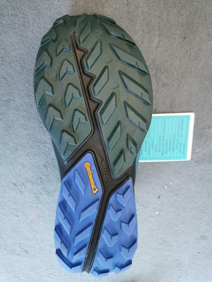Trainingsschuhe, sog. Crosslauf / Trailrunning Schuh Terrex Soulstride Flow 2 GTX, Art. JI0253,
Silhouetten-Nr. 67399, Größe UK 8,5, Foto siehe Anlage,
- mit Laufsohlen aus laut Antrag Kautschuk,
- mit Oberteil aus Spinnstoff,
- das Oberteil ist mit Kunststoff verstärkt,
- mit Schnürsenkelverschluss,
- seitlich, auf der Lasche und im Bereich der Ferse mit Firmenlogos versehen,
- lassen aufgrund von Form, Schnitt, Aussehen und Material erkennen, dass sie für die Ausübung
  einer bestimmten Sportart (Laufen) gestaltet sind.

"Schuhe (Trainingsschuhe) mit Laufsohlen aus Kautschuk und Oberteil aus Spinnstoffen"