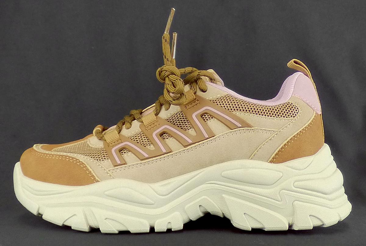 Halbschuhe, Größe 37, Foto siehe Anlage,
- mit Laufsohlen aus laut Antrag Kunststoff,
- mit Oberteil aus Spinnstoff (somit keine Ware der Position 6402), 
- auf das Oberteil sind großflächig Verstärkungsteile aus Kunststoff (teilweise Spinnstoff mit einer 
  mit bloßem Auge wahrnehmbaren Außenschicht aus Kunststoff) und Spinnstoff aufgesetzt,
- mit Schnürsenkelverschluss, teilweise mit Schlaufen aus gewebten Bändern aus Spinnstoff,
- im Bereich der Ferse mit einer Anziehhilfe.

"Schuhe mit Laufsohlen aus Kunststoff und Oberteil aus Spinnstoffen, andere als in den Unter-
 positionen (KN) 6404 1100 bis 6404 1910 genannte"
