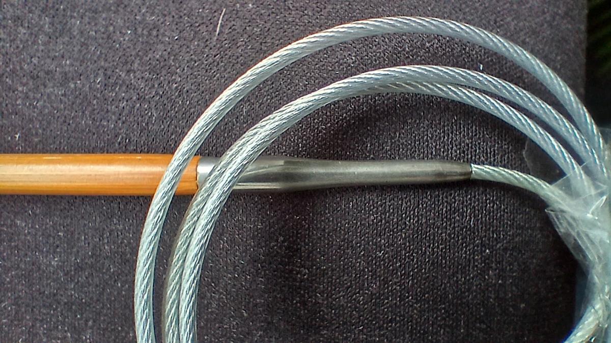 Rundstricknadeln aus Bambus zum Stricken (Abbildungen siehe Anlage)
- zwei vorn angespitzte und mittels Stahlhülsen mit einem kunststoffummantelten
   Stahlseil verbundene Stricknadeln aus Bambus (lt. Antragsteller), in verschiedenen
   Nadelstärken: Gr. 3,0; 4,0 bzw. 5,0; Gesamtlänge 80 cm, Nadellänge: 14,5 cm, 
- zur Maschenbildung beim Handstricken,
- in einer handelsüblichen Verpackung (Polybeutel mit Pappkarte) 
   zum Einzelverkauf. 

Der Charakter der zusammengesetzten Ware wird hinsichtlich des Umfangs, 
des Wertes und der Bedeutung für die Verwendung durch das Holz bestimmt.

"Werkzeug aus Holz (zusammengesetzte Ware aus Holz - charakterbestimmend -
 Stahl und Kunststoff), Rundstricknadeln aus Bambus"