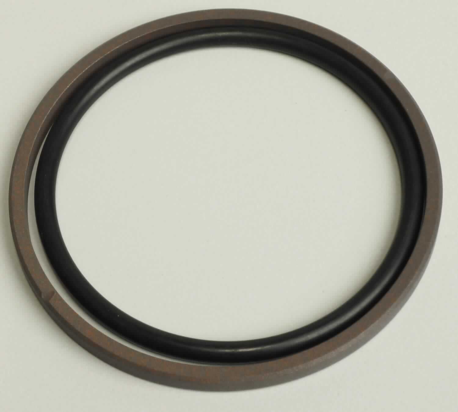 Es handelt sich bei der sog. "Kompaktkolbendichtung Omegat OMK-MR" um zwei Dichtungsringe. Das Set beinhaltet einen Profilring aus Kunststoff (6,5 cm Durchmesser) und einen O-Ring aus Weichkautschuk (NBR; 5,6 cm Durchmesser). 
Die Erzeugnisse sind gemeinsam in einem Kunststoffbeutel verpackt. 

Das Set ist als "Zusammenstellungen von Dichtungen verschiedener stofflicher Beschaffenheit, in Beuteln, Kartons oder ähnlichen Umschließungen, nicht für zivile Luftfahrzeuge bestimmt" einzureihen.
