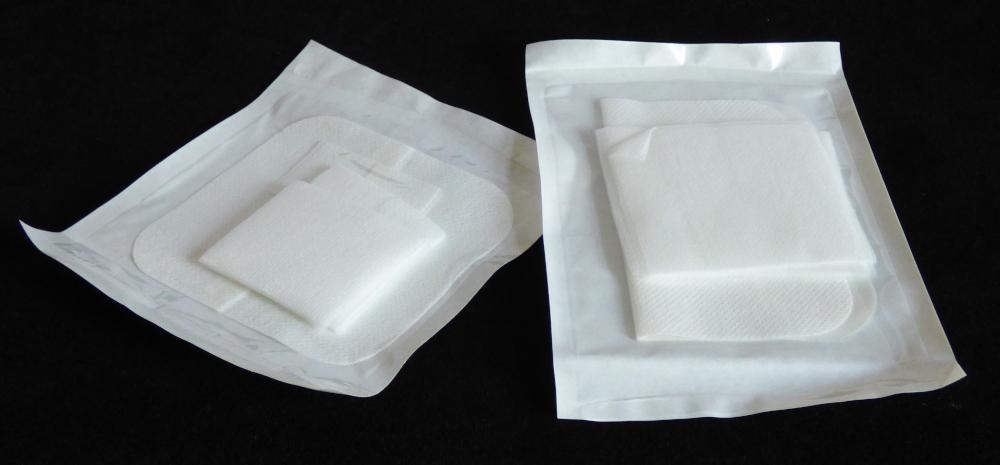 Heftpflaster und andere Waren mit Klebeschicht; Verbandset

Bei der Ware hanelt es sich um eine Warenzusammenstellung aus  sog. Stretch-Pflastern, Vliesskompressen und Vliessschlitzkompressen. Die Waren sind steril in einer bedruckten Papier-Folienverpackung aufgemacht und erkennbar ausschließlich zu medizinischen Zwecken bestimmt. Die als Verbands-Set bezeichnete Ware dient der Versorgung von Punktionsstellen, beispielsweise bei Katheterwechseln. Das Stretch-Pflaster bestimmt den Charakter der Ware. 

Zolltariflich handelt es sich um ein Heftpflaster, in Aufmachung für den Einzelverkauf zu medizinischen Zwecken, das in die Unterposition 3005 1000 der Kombinierten Nomenklatur einzureihen ist.