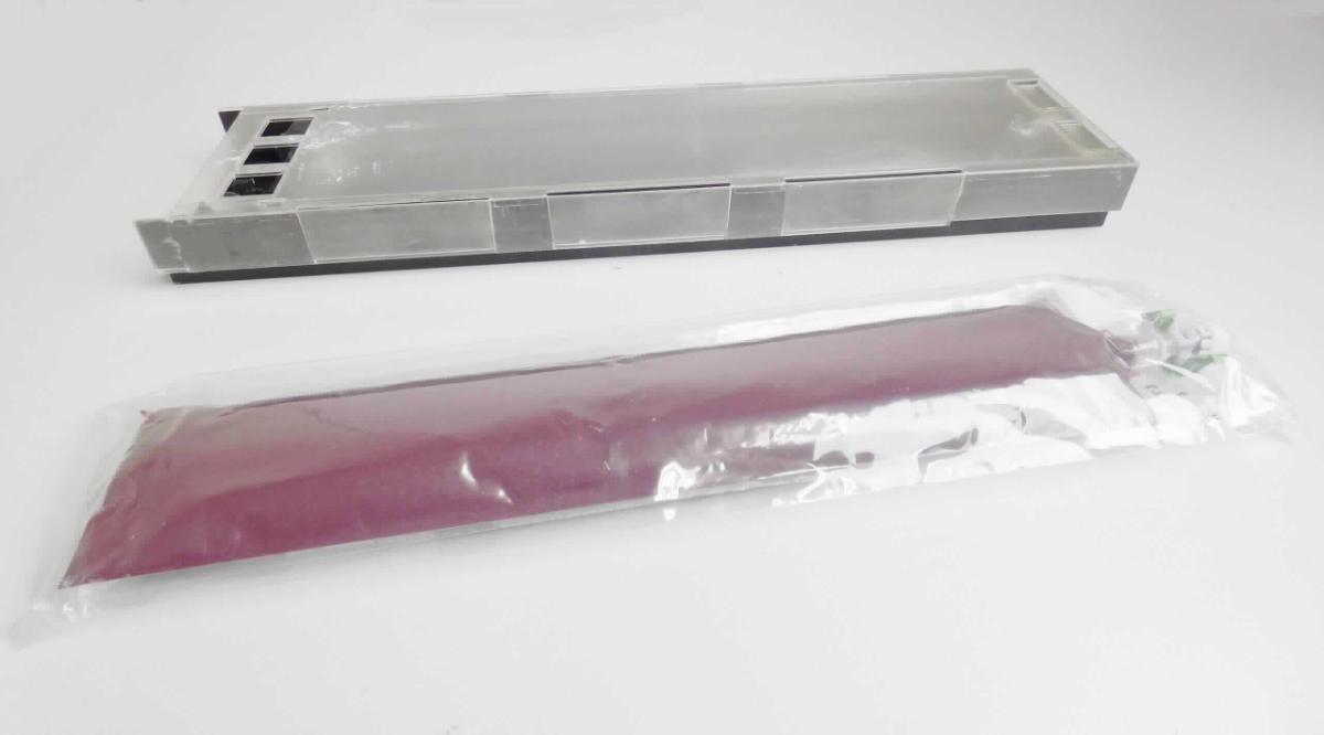 Angaben: 
Tintenbeutel mit Flüssigtinte zum Bedrucken von Textilien mittels Tintenstrahltechnik auf Textildrucker Brother GTX422; ohne integriertem Druckkopf, mit Chipausrüstung. Die Tintenbeutel sind auswechselbar und werden mechanisch in die Vorrichtung (Kartusche/Kassette) am Textildrucker eingeschoben.

Warenbeschaffenheit:
Tintenbeutel (Länge: ca. 45 cm, Breite: ca. 9 cm) mit speziellem Verschluss und Chip-Ausrüstung am Tintenauslass, gefüllt mit roter Flüssigkeit, verpackt im Folienbeutel und Kartonumverpackung. 

Befund: 
andere Tinte
Zusammengesetzte Ware, bei der im Sinne der AV 3b) die Tinte im Hinblick auf die Verwendung als charakterbestimmend angesehen wird.