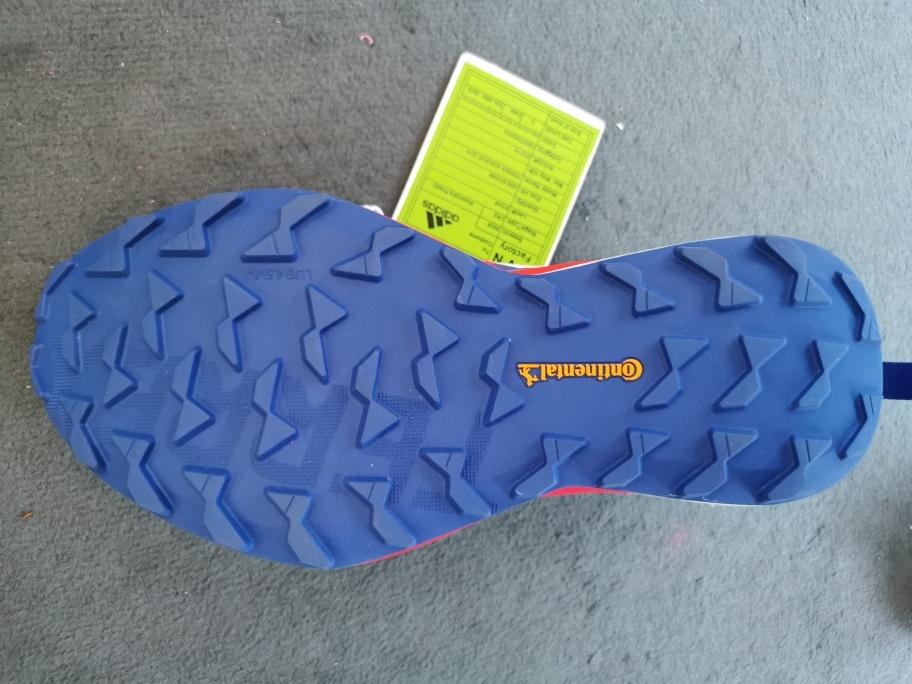 Trainingsschuhe, sog. Crosslauf / Trailrunning Schuh Terrex Agravic GTX, Art. IH3774,
Silhouetten-Nr. 66364, Größe UK 8,5, Foto siehe Anlage,
- mit Laufsohlen aus laut Antrag Kautschuk,
- mit Oberteil aus Spinnstoff,
- auf das Oberteil sind Verstärkungsteile aus Spinnstoff aufgesetzt, zusätzlich mit Kunststoff verstärkt,
- mit Schnürsenkelverschluss,
- seitlich und auf der Lasche mit Firmenlogos versehen,
- im Bereich der Ferse mit einer Anziehhilfe,
- lassen aufgrund von Form, Schnitt, Aussehen und Material erkennen, dass sie für die Ausübung
  einer bestimmten Sportart (Laufen) gestaltet sind.

"Schuhe (Trainingsschuhe) mit Laufsohlen aus Kautschuk und Oberteil aus Spinnstoffen"