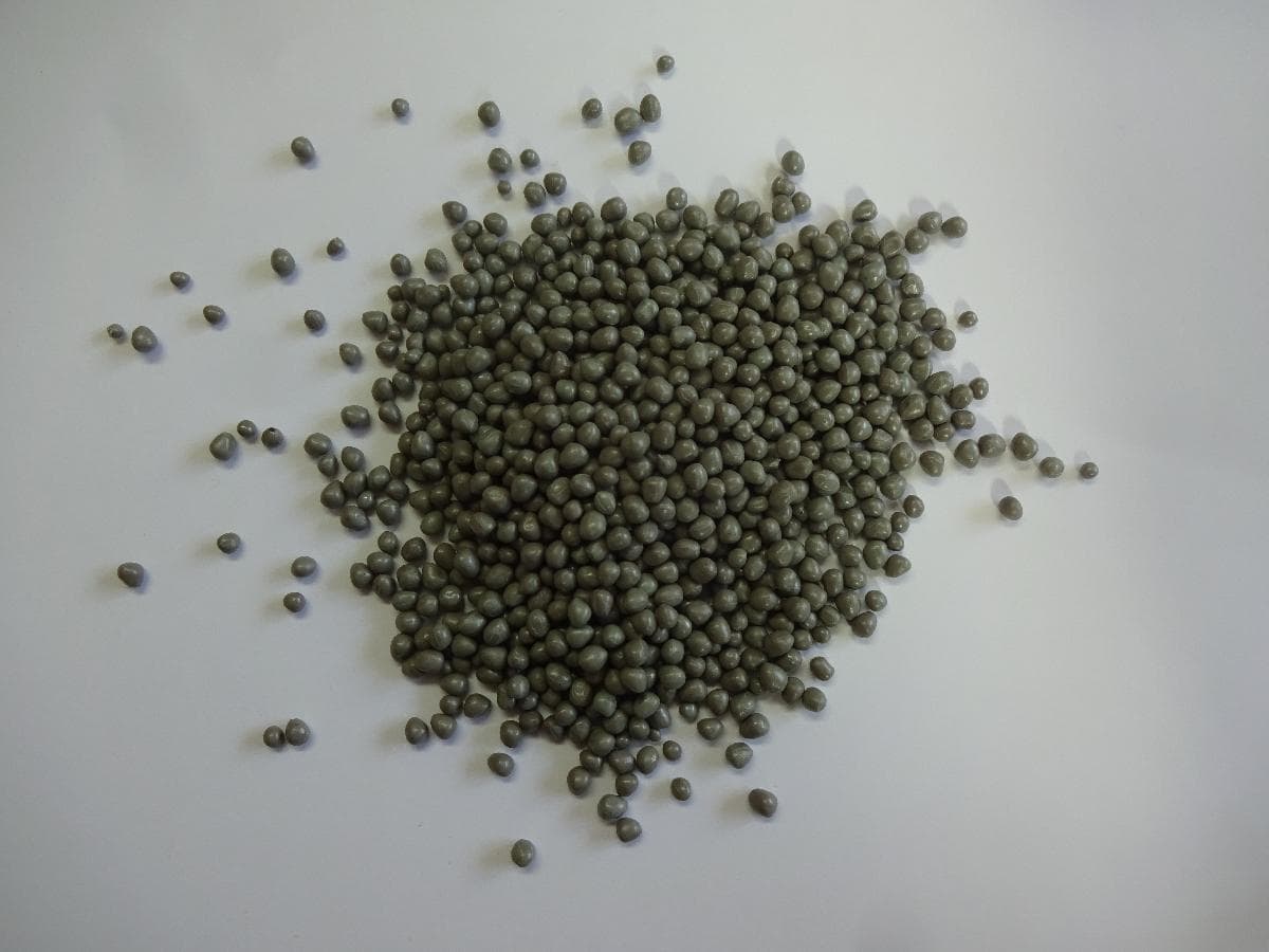 Angaben des Antragstellers:
Regranulat aus PET-Flaschen (Intrinsische Viskosität 0,85+/-0,05 dl/g)
Grün/braunes, kugeliges Granulat aus Polyethylenterephthalat (PET)
Das Granulat weist eine Viskositätszahl von mehr als 78 ml/g auf.

Ein Warenmuster lag nicht vor.

Befund:
Es liegt Polyethylenterephthalat in Primärform vor.