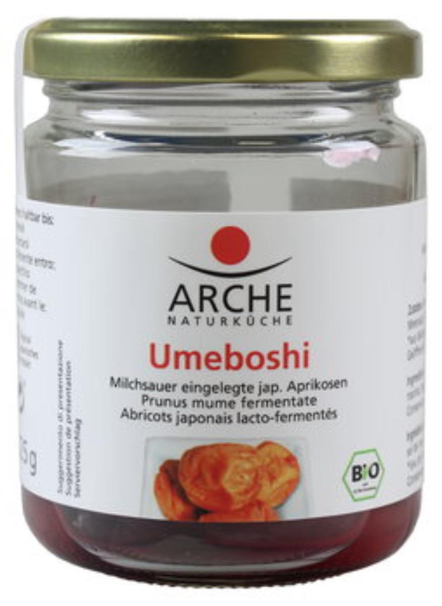 Antragsangaben (als zutreffend unterstellt): Japanische Aprikosen, milchsauer eingelegt, gesalzen; Beschaffenheit: ganze, braun-orangefarbene, sehr salzig, sauer und leicht fruchtig schmeckende Früchte, in Eimern mit einem Inhalt von 4 kg.

Alkohol (gemäß Angabe): nicht enthalten.
Zugesetzter Zucker i. S. der ZAnm 3, 2. Anstrich i. V. m. mit der ZAnm 2 Abs 1 Kap 20 (gemäß Zutatenliste): enthalten.

Früchte, Nüsse und andere genießbare Pflanzenteile, in anderer Weise zubereitet oder haltbar gemacht, auch mit Zusatz von Zucker, anderen Süßmitteln oder Alkohol, anderweit weder genannt noch inbegriffen, andere als in den Unterpositionen 2008 11 bis 2008 97 der KN inbegriffen, ohne Zusatz von Alkohol, mit Zusatz von Zucker, in unmittelbaren Umschließungen mit einem Gewicht des Inhalts von mehr als 1 kg, andere, andere.