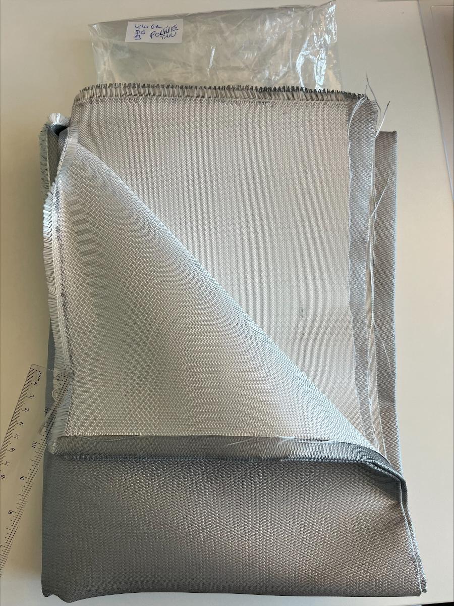 Gewebe aus Glasfasern, Foto siehe Anlage,
- dichtgewebtes Gewebe aus Glasfasern,
- - aus Garnen aus textilen Glasfilamenten (keine Glasseidenstränge/Rovings),
- - in vierbindiger Köperbindung (nicht in Leinwandbindung),
- laut Antrag:
- - einseitig mit Polyurethan (Kunststoff) beschichtet,
- - Meterware auf Rollen,
- - zur Verwendung bei der thermischen Isolation (z. B. Isolierdecken), beim Brandschutz
     (z. B. Feuerlöschdecken), beim Schweißschutz (z. B. Schweißdecken) oder für
     Personenschutzausrüstung,
- die Glasfasern bestimmen im Hinblick auf den Umfang (Dicke im Querschnitt) den wesentlichen
  Charakter der Ware,
- keine Einreihung in die TARIC-Codes 7019 6990 81 bis 7019 6990 84, da nach den Antragsangaben
  die Ware nicht in der Verbundwerkstoffindustrie zur Verstärkung von Thermo- und Duroplasten
  verwendet werden kann.

"Ware aus Glasfasern, mechanisch gebundenes Flächenerzeugnis, geschlossenes Gewebe, aus
  Garnen, nicht aus Glasseidensträngen (Rovings), nicht in Leinwandbindung, weder genäht
  noch vernadelt, anderes als in den TARIC-Codes 7019 6990 11 bis 7019 6990 84 genannte"