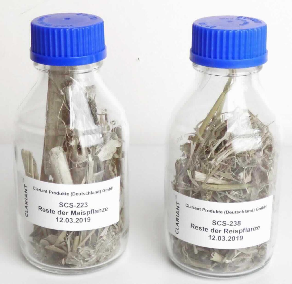Antragsangaben: Reste der Maispflanze. Ausgedroschene Stängel und Blätter der Pflanze, sowie leere Maiskolben in Ballen gepresst. Verwendungszweck: Rohstoff für die Gewinnung von Bioethanol der zweiten Generation.

Beschaffenheit der vorgelegten Ware: hellbraune, getrocknete, überwiegend längliche, faserige Pflanzenteile.

Da das Erzeugnis grundsätzlich zur Tierfütterung geeignet ist, wird die Ware durch den Wortlaut der Position 2308 der KN erfasst.

Pflanzliche Stoffe und pflanzliche Abfälle, pflanzliche Rückstände und pflanzliche Nebenerzeugnisse der zur Fütterung verwendeten Art, auch in Form von Pellets, anderweit weder genannt noch inbegriffen, andere.