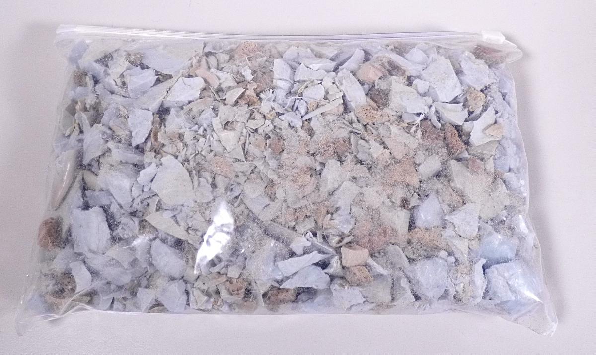 Angaben des Antragstellers:
Anfahrbrocken aus PET-Flaschen

Feststellungen an einem Warenmuster:
Es wurde ein graues bzw. braunes Gemisch von Brocken aus Polyethylenterephthalat (PET) vorgelegt. Das Granulat ist sehr uneinheitlich und enthält auch geringe Mengen von faserigen Klumpen. Das Granulat weist eine Viskositätszahl von weniger als 78 ml/g auf.

Befund:
Es liegt Polyethylenterephthalat in Primärform im Sinne der Unterposition (KN) 3907 6900 vor.