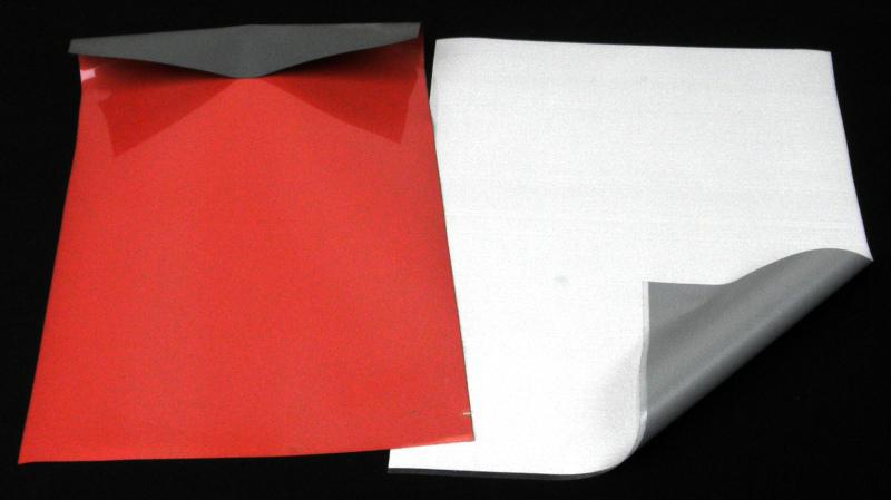 Angaben des Antragstellers:
Folie aus Polyurethan
Folienaufbau: Meterware auf Rollen mit einer Breite von >5 mm bis 1070 mm
1) 50 µm biaxial gestrecktes PET und 30-35 g/m2 Acrylatselbstkleber
2) Glaskugeln und PU-Kleber (150 µm)

Feststellungen an Warenmustern:
Es wurden zwei Abschnitte einer rotbraunen und einer silberfarbenen Folie vorgelegt. Die Abschnitte sind auf der farbigen Seite mit einer selbstklebenden Schutzfolie versehen. Die Folien sind mehrlagig aufgebaut und enthalten eine Lage aus farblosen Glaskugeln. Die selbstklebende Folie dient als Schutzfolie.

Befund:
Die Folien bestehen überwiegend aus Polyurethan (charakterverleihend). Es liegt eine andere Folie aus Polyurethan vor.