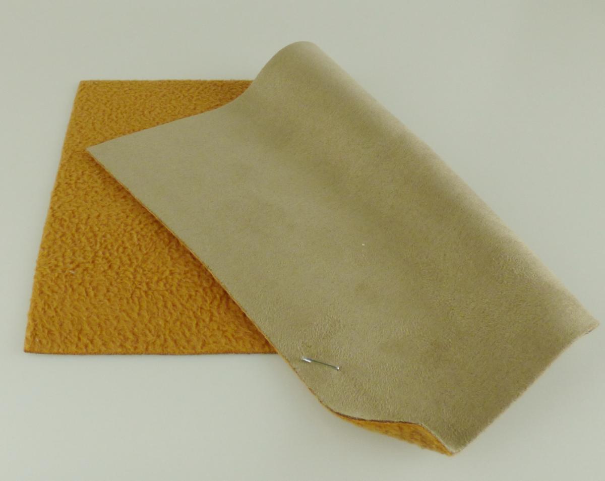 Textillaminat, sog. Möbelstoff, Foto siehe Anlage,
- als Meterware, laut Antrag mit einer Breite von mehr als 30 cm,
- laut Untersuchungsergebnis:
-- aus zwei mit ihrer ganzen Fläche aufeinanderliegenden und so miteinander durch Kleben verbundenen
   Lagen:
--- mit einer Oberlage (Schauseite):
---- aus einem gerauten und buntgewirkten Kuliergewirke (Interlock), somit keine Ware 
      der Unterposition 6006 32,
---- aus synthetischen Chemiefasern,
---- ohne Flor- oder Schlingenoberfläche,
---- keine Elastomergarne oder Kautschukfäden enthaltend,
--- mit einer Unterlage:
---- aus einem gerauten Kettengewike,
---- aus synthetischen Chemiefasern,
- insbesondere im Hinblick auf die Verwendung verleiht das die Schauseite bildende Kuliergewirke der
  Ware ihren wesentlichen Charakter.

"Gewirke, anderes als in den Positionen 6001 bis 6005 genannte, aus synthetischen Chemiefasern,
 buntgewirkt"