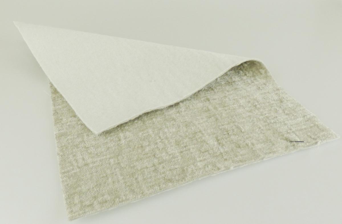 Textillaminat, sog. Möbelstoff, Foto siehe Anlage,
- als Meterware, mit einer Breite von mehr als 30 cm,
- aus zwei mit ihrer ganzen Fläche aufeinanderliegenden und so miteinander durch Kleben verbundenen
  Lagen:
-- mit einer Oberlage (Schauseite):
--- aus einem bedruckten Chenillegewebe; mit samtartiger Oberfläche,
--- aus Chenillegarnen und anderen Garnen; beide aus synthetischen Chemiefasern,
-- mit einer Unterlage:
--- aus einem gerauten Kuliergewirke,
- nach der Bedeutung in Bezug auf die Verwendung verleiht das die Schauseite bildende
  Chenillegewebe der Ware ihren wesentlichen Charakter.

"Chenillegewebe, keine Ware der Positionen 5802 oder 5806, aus Chemiefasern"