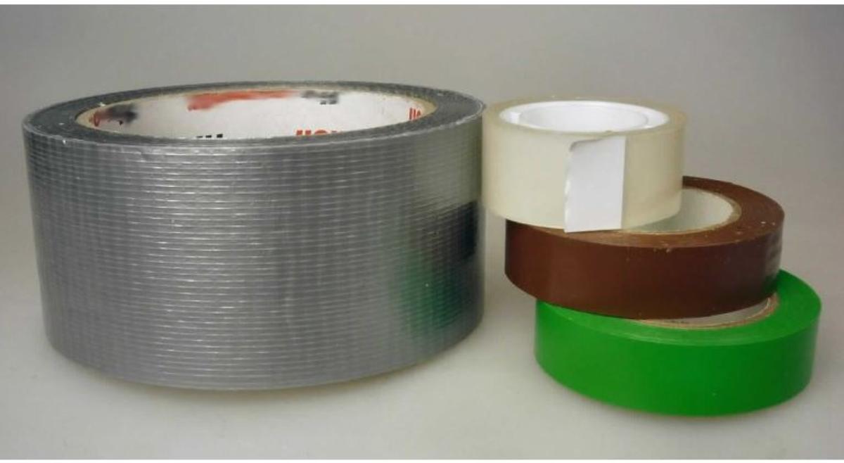 Klebebandsortiment, sog. Reparatur-, Allzweckband, Klebefilm Set, Art. 3563110, Foto siehe Anlage,
- bestehend aus einem kautschutierten Gewebe [Klebe(Reparatur-)band] und drei selbstklebenden
  Bändern aus Kunststoff (sog. Klebefilm und Allzweckbänder),
- als Warenzusammenstellung zur Befriedigung eines speziellen Bedarfs zusammengestellt und in
  einer Kunststofffolie mit Pappeinleger für den Einzelverkauf aufgemacht,
- laut Antrag:
-- kautschutiertes Gewebe:
--- als Meterware (auf Rolle), mit einer Länge von 25 m und einer Breite von 48 mm,
--- mit einem Quadratmetergewicht von unter 1500 g (ohne Unterlage),
--- aus einem weißen Gewebe in Leinwandbindung aus synthetischen Filamenten; auf der Oberseite
    mit einer grauen Folie aus Kunststoff (kein Zellkunststoff) und auf der Unterseite mit einer Schicht
    aus einem Kleber aus Kautschuk überzogen,
- die Folie aus Kunststoff ist mit bloßem Auge wahrnehmbar,
- insbesondere im Hinblick auf den Verwendungszweck verleiht die Unterseite der Ware ihren
  wesentlichen Charakter,
-- Bänder aus Kunststoff:
--- aus Kunststoff, auf der Unterseite mit einer selbstklebenden Schicht versehen,
--- jeweils mit einer Länge von 10 m,
--- der Klebefilm mit einer Breite 15 mm ist auf einer Rolle aus Kunststoff, die verschiedenen, einfarbigen,
    sog. Allzweckbänder mit einer Breite von 15 mm sind auf Rollen aus Pappe aufgebracht,
- im Hinblick auf die Menge sind die Bänder aus Kunststoff charakterbestimmend, nach dem Umfang
  bestimmt das kautschutierte Gewebe den Charakter der Warenzusammenstellung; die
  Warenzusammenstellung ist somit der von den gleichermaßen in Betracht kommenden Positionen
  (3919/5906) der in der Nomenklatur zuletzt genannten zuzuweisen.

"Kautschutiertes Gewebe, anderes als solche der Position 5902, Klebeband, mit einer Breite
 von weniger als 20 cm"