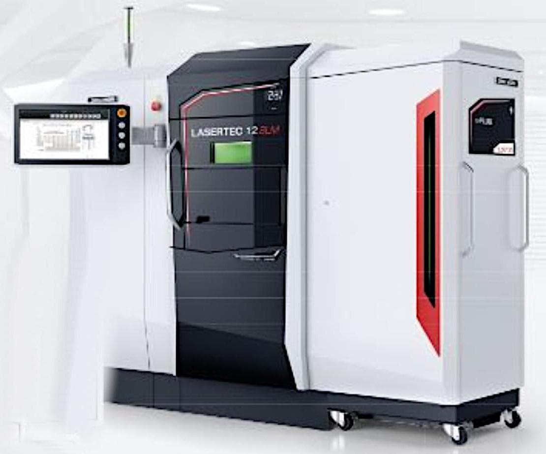 Laserstrahlschmelzanlage (3D-Druckmaschine) -Abbildung siehe Anlage-
- im Wesenlichen aufgebaut aus Prozessraum mit integrierten Arbeitshandschuhen,
  druck- und sauerstoffgeregelter Schutzgaszufuhr, Safety-Filtersystem mit Austausch-
  systemen, Beschichter-Liftersystem, beheizter Bauplattform mit einem Bauraum von
  125 mm x 125 mm (h= 200 mm), automatischer Druck-, Sauerstoff- und Temperatur-
  kontrolle, Optikmodul mit 200W/400W-Faserlaser, X/Y-Scansystem, Fokussieroptik
  und Laserschutzfenster, in einem Schrankgehäuse mit Bedieneinheit mit Multi-Touch-
  Oberfläche, Bildschirmarbeitsplatz, Versorgungs- und Anschlussvorrichtungen,
- zur generativen Fertigung von hochpräzisen 3D-Bauteilen aus Metall (z. B. Werkzeug-
  einsätzen, Prototypen usw.) im Pulverbettverfahren durch schichtweises Auftragen von
  pulverförmigen Metallen entsprechend errechneter CAD Daten und Verfestigung der
  aufgetragenen Materialschichten mittels Laserstrahl,
- zusammen in Aufmachung für den Einzelverkauf mit bis zu drei sog. Pulverwagen, zu-
  sätzlichem Filtermodul, Pulverflaschen, bis zu 10 Starterpaketen, Nassabscheidersystem,
  Materialwechselkit (Absaugschlauch, 2 Handschuhen, 5 Filzprofil-Sets, Dichtungs-Set,
  Einfülltrichter) sowie Schutzausstattung (200 Paar Einmalhandschuhen, antistatische Fuß-
  matte, 60 Reinraummatten, 1 Atemschutzmaske, 10 Wechselfiltern, 2 Schutzbrillen, 5 Ein-
  wegschutzanzügen) und Maschinendokumentation in Papierform und auf CD (Beipack).
Die Laserstrahlschmelzanlage bestimmt den Charakter des Ganzen.

"Maschine für die additive Fertigung, durch Metallablagerung (Warenzusammenstellung in Aufmachung für den Einzelverkauf aus Laserstrahlschmelzanlage -charakterbestimmend- und Beipack) - Laserstrahlschmelzanlage“