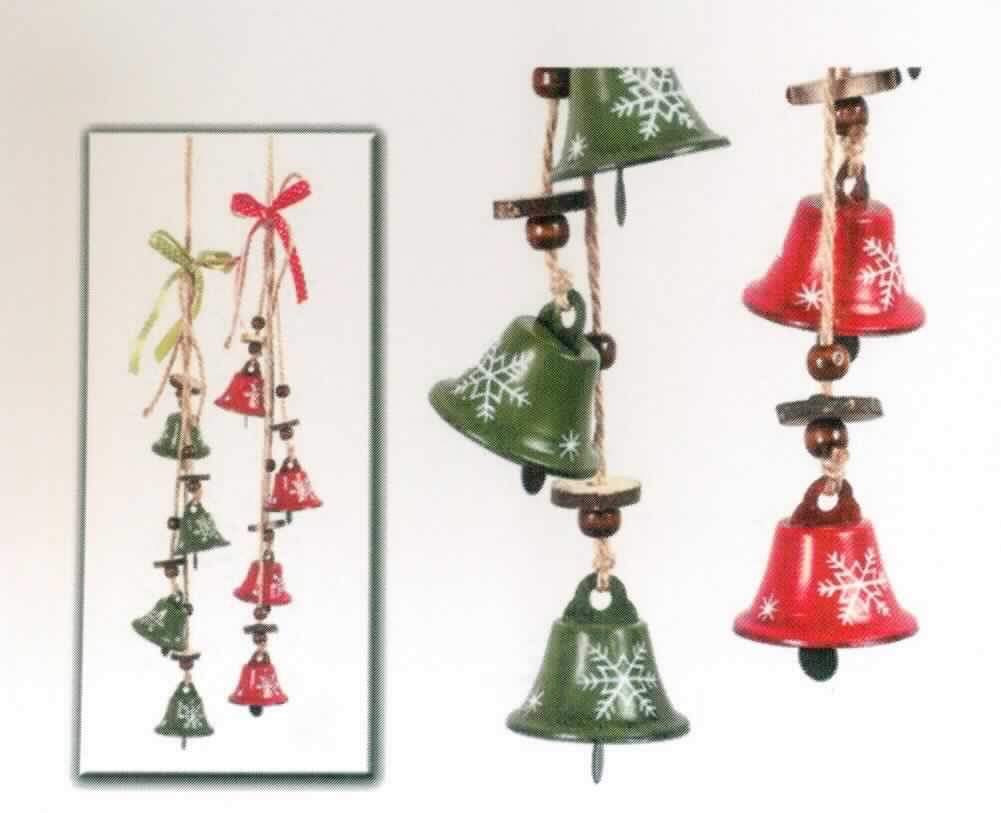 Es handelt sich um etwa 50 cm lange Zierhänger, im Wesentlichen bestehend Spinnstoffbändern, an denen eine Spinnstoffschleife, mehrere Scheiben und Perlen, je aus nicht metallischen Stoffen, sowie vier etwa 3 cm große Glocken aus unedlem Metall, jeweils mit Klöppel, befestigt sind. Die Glocken sind mit Farbe versehen und mit einem Schneeflockenmotiv verziert. Die Erzeugnisse sind in Folie verpackt.
-Antragstellerangaben-

Die Glocken bestimmen insbesondere im Hinblick auf die Bedeutung für die Verwendung und den Wert den Charakter der Ware.

Abbildung siehe Anlage.

Derartige Erzeugnisse gehören als "Glocken und ähnliche Waren, nicht elektrisch, aus unedlen Metallen" zur Codenummer 8306 1000 00 0 des Zolltarifs.