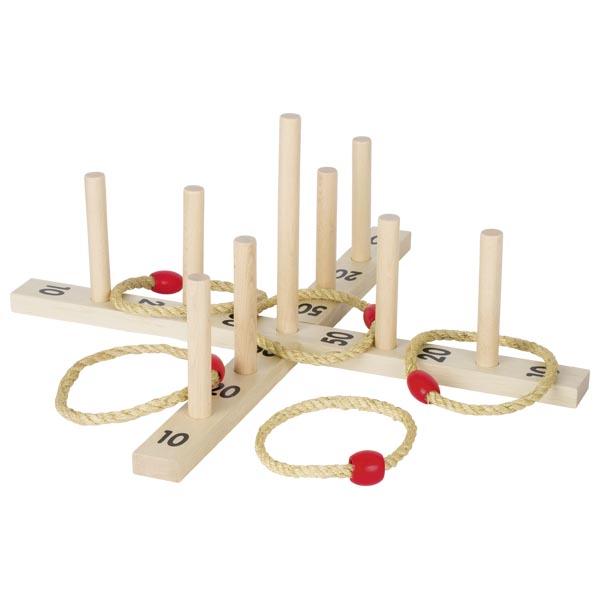 Nach den Angaben der Antragstellerin und der vorliegenden Abbildung handelt es sich um ein noch nicht zusammengesetztes Ringwurfspiel, bestehend aus
- zwei über Kreuz verlaufenden Holzleisten (je ca. 56 x 4,6 x 2 cm groß), auf denen acht ca. 14 cm
  lange und ein ca. 21,5 cm langer Holzstab aufgesteckt sind, auf den Leisten ist für jeden Stab eine
  Punktezahl (10, 20 oder 50) aufgedruckt (Gewinnpunkte), 
- fünf Wurfringen aus zu einem Strang miteinander verdrehten Seilen (lt. Anmeldung Sisal), die zur 
  Beschwerung und als Griff jeweils mit einer roten Holzperle versehen sind. 

Die durch eine Steckverbindung in den Punktezählständern fixierten Zielstäbe werden auf eine flache Stelle im Freien gestellt. Anschließend sollen die Ringe über die Stäbe geworfen und dabei eine möglichst hohe Punktzahl erreicht werden. 

Das Erzeugnis, das als Wurfspiel überwiegend der körperlichen Betätigung von Kindern dient, wird aufgrund seiner robusten Materialbeschaffenheit sowie des Gewichts der Wurfringe üblicherweise im Freien verwendet und ist in einem einfachen, bedruckten Baumwollbeutel mit Tunnelzug an einem Pappschild für den Einzelverkauf aufgemacht.

Die Ware ist zolltarifrechtlich als "Freiluftspiel, in Kapitel 95 anderweit weder genannt noch inbegriffen, anderes als in den Unterpositionen (KN) 9506 1110 bis 9506 9910 genannt" einzureihen.
