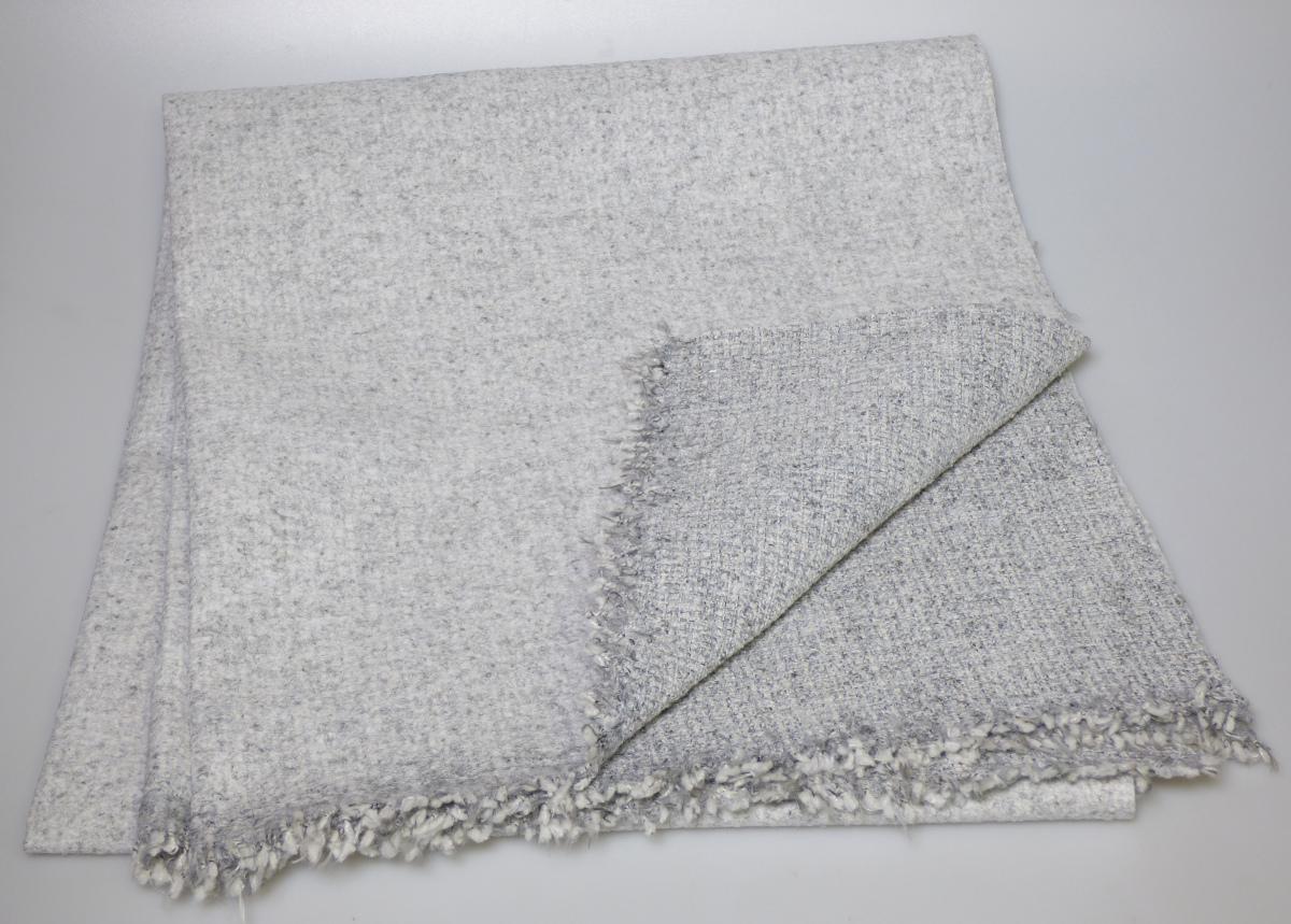 Mit Kunststoff bestrichenes Gewebe, sog. Möbelbezugsstoff, Art. Nabro, Foto siehe Anlage,
- als Meterware, mit einer Breite von laut Antrag 142 cm,
- aus synthetischen Chemiefasern (laut Antrag Polyester),
- auf der Rückseite mit dem bloßen Auge wahrnehmbar mit Kunststoff (laut Antrag Polyester; kein
  Zellkunststoff) bestrichen ist, somit keine Ware des Kapitels 55,
- von Hand bei einer Temperatur zwischen 15 und 30 °C auf einen Dorn von 7 mm Durchmesser
  aufrollbar, ohne rissig zu werden.

"Gewebe, mit Kunststoff (Polyester) bestrichen, anderes als solche der Position 5902, mit Schauseite  
 aus Spinnstoffen"