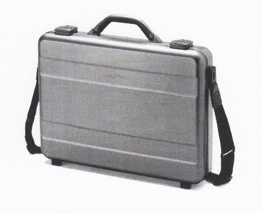 Aktenkoffer, sog. ALU BRIEFCASE 15-17.3 (VPN: D30589), Fotos siehe Anlage,
- mit einer Außenseite aus einer Aluminium; mit vier Stellfüßen aus Kunststoff,
- mit einem Handtragegriff und einem abnehmbaren, verstellbaren Schultertragegurt,
- mit zwei Schnappschlössern, 
- mit einem aufklappbaren, gefütterten Deckel,
- - mit einem Dokumentenfach mit mehreren aufgesetzten Taschen (u. a. für ein Tablet),
- - mittels einer gepolsterten Trennlage vom Bodenfach abgegrenzt,
- mit einem Bodenfach,
- - gepolstert und mit Spinnstoff ausgekleidet,
- - mit einem Klettband zur Befestigung eines Notebooks, einem verstellbaren Trennsteg
    sowie mit einem abnehmbaren Innenfach (u. a. für Kabel) ausgestattet,
- in den Abmessungen: ca. 49 cm (Breite) x 38 cm (Höhe) x 10 cm (Tiefe).

"Aktenkoffer, mit Außenseite aus Aluminium"