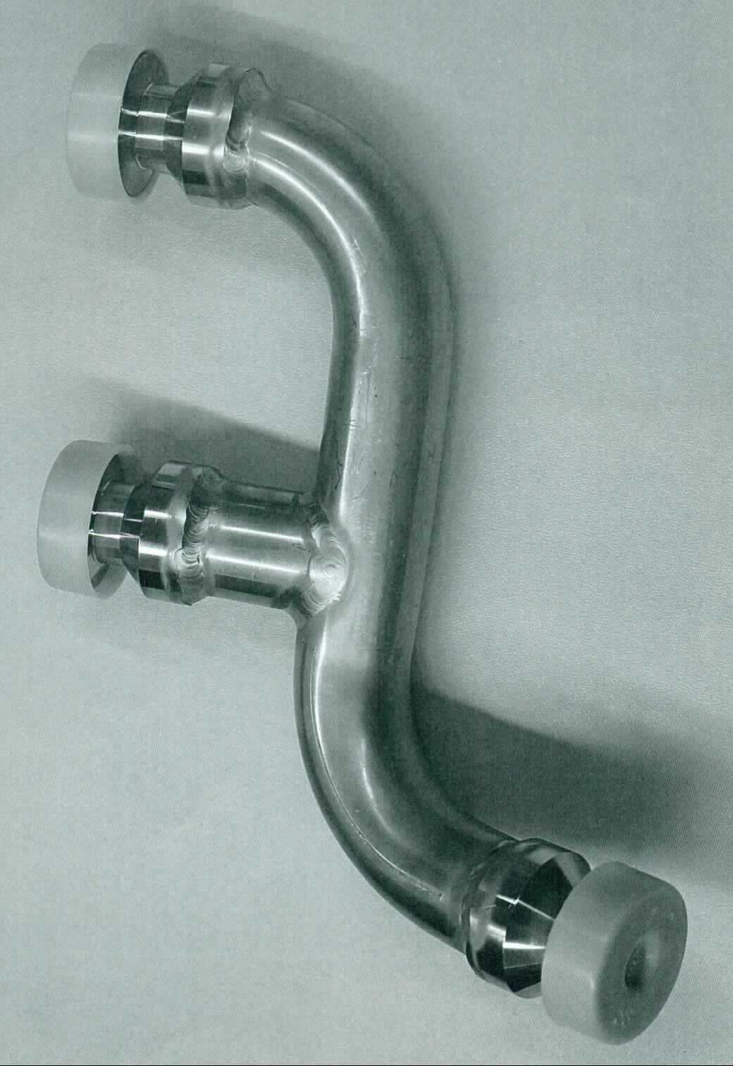 Rohrverbindungsstück aus Stahl

Bei der Ware handelt es sich um ein zweifach gebogenes metallisches Hohlerzeugnis mit angeschweißtem weiteren Rohrabgang, ähnlich einem T-Stück. Alle drei Enden besitzen gewindelose Anschlussstücke. Bei dem Material handelt es sich um einen nicht rostenden Stahl (1.4301). Das Erzeugnis wird in eine Dosier- und Vergussmaschine eingebaut.

Die Ware ist nach ihrer Beschaffenheit als andere Rohrverbindungsstücke aus nicht rostendem Stahl in den TARIC-Code 7307 2980 90 einzureihen.