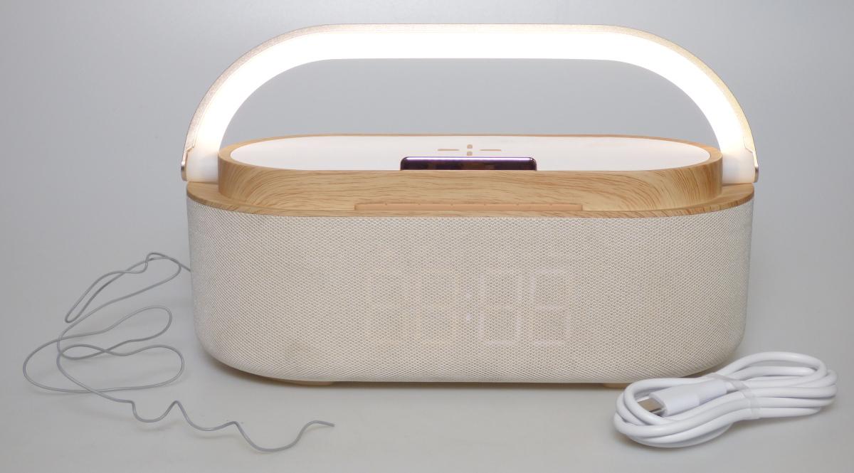 Rundfunkempfangsgerät Art. 3393413 (Abbildung siehe Anlage)
- aus einem Rundfunkempfangsteil für den FM-Empfang,
  Tonfrequenzverstärker, Lautsprecher, Bluetooth-Modul, Akkumulator und Uhr
  mit Weckfunktion in einem Gehäuse mit Digitalanzeige, Bedienelementen,
  Anti-Rutsch-Matte aus Silikon, Mobiltelefonständer, Stromanschluss
  und Tragegriff mit berührungsempfindlicher LED-Leuchte (Nachtlicht),
- zum Rundfunkempfang und zur Uhrzeitanzeige einschließlich
  Weckfunktion - kennzeichnende Hauptfunktion -, zum drahtlosen
  Empfangen von Audiodaten sowie zur Stromversorgung externer
  Geräte und zur Beleuchtung - nicht charakterbestimmend -,
- zusammen mit Beipack (USB-Ladekabel, Bedienungsanleitung) in einer
  gemeinsamen Verkaufsverpackung.
Das Rundfunkempfangsgerät bestimmt den Charakter des Ganzen.

"Rundfunkempfangsgerät, das ohne externe Energiequelle betrieben werden kann, kombiniert mit Uhr, kein Radiokassettengerät, nicht mit Tonaufnahme- oder Tonwiedergabegerät kombiniert (Kombination aus Rundfunkempfangsgerät mit Uhr - kennzeichnende Haupttätigkeit - und Apparat für die Kommunikation in einem drahtlosen Netzwerk, zusammengesetzt mit nicht charakterbestimmender Stromversorgung und Leuchte) in Warenzusammenstellung in Aufmachung für den Einzelverkauf mit nicht charakterbestimmendem Beipack"