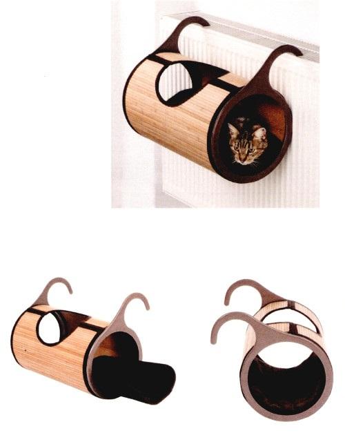 Heizungsliege Natural Retreat - für Katzen (Abbildung siehe Anlage)
- in Form einer an einen Heizkörper zu hängenden Rolle mit einem Innendurchmesser
  von ca. 26,5 cm und einer Länge von ca. 46,5 cm, bestehend aus zwei Kunststoff-
  halterungen, an denen mittels Klettverschluss eine Bambusmatte aus auf einer
  Spinnstoffunterlage geklebten Bambus-Lamellen befestigt wird, noch nicht
  zusammengesetzt,
- mit einem in die Rolle einlegbaren, gepolsterten Spinnstoffkissen aus Polyester
  (Oberseite: Plüsch, Unterseite mit Anti-Rutsch-Noppen),
- dient als Schlaf- und Ruheplatz für Katzen.

Der Charakter der zusammengesetzten Ware wird im Hinblick auf die Verwendung
und des Umfanges durch die Liegerolle, der Charakter der Rolle aufgrund des
äußeren Erscheinungsbildes und des Umfanges durch das Holz (Bambus) bestimmt.

"Andere als in den Positionen 4401 bis 4420 genannte Ware aus Holz,
 kein Kleiderbügel, kein Sarg, aus Bambus, noch nicht zusammengesetzt
 (zusammengesetzte Ware aus Holzware aus charakterbestimmenden Bambus-Lamellen,
 Kunststoff und Spinnstoff -charakterbestimmend- und Kissen)"