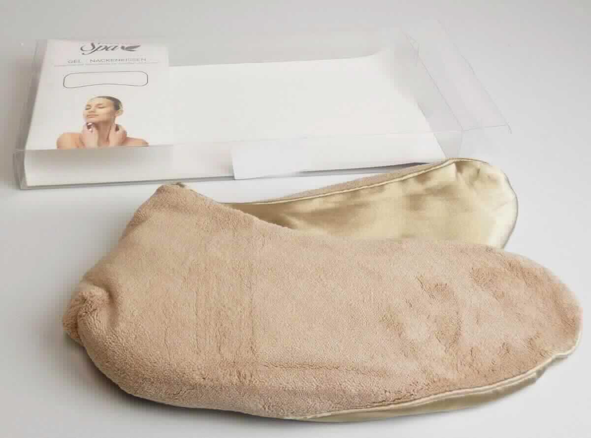 Angaben:
Gel-Wärme-Nackenkissen (Artikelnummer 20556). Kompresse mit Fleecebezug für Schulter und Nacken, zum Einfrieren oder Erhitzen für die Kälte- oder Wärmetherapie. Der Fleecebezug besteht aus 80 % Polyester und 20 % Nylon (innen) bzw. 100 % Polyester (außen). Zusammensetzung des Gels: Natriumchlorid, Natriumcarboxymethylcelluslose, Propandiol, Kaliumchlorid, Magnesiumchlorid, Kaliumnitrat, Bakterizid, Wasser.

Feststellungen:
Gebogenes Gelkissen (ca. 13,5 x 60 cm) aus klarsichtigem Kunststoff, bedruckt mit Anwendungshinweisen und Inhaltsstoffen, gefüllt mit einem farblosen Gel. Dazu eine passende Hülle aus beigefarbenen Spinnstoffen, auf der einen Seite aus Schlingengewirken, auf der anderen Seite aus Samtgewebe gefertigt. Auf der Unterseite befindet sich eine Öffnung zur Aufnahme des Gelkissens. Beides ist zusammen in einer klarsichtigen Kunststoffbox mit buntbedrucktem Pappeinleger in Aufmachung für den Einzelverkauf verpackt.

Befund:
Chemische Erzeugnisse und Zubereitungen der chemischen Industrie oder verwandter Industrien (einschließlich Mischungen von Naturprodukten), anderweit weder genannt noch inbegriffen; chemische Erzeugnisse oder Zubereitungen, überwiegend aus organischen Verbindungen bestehend, anderweit weder genannt noch inbegriffen; andere.
