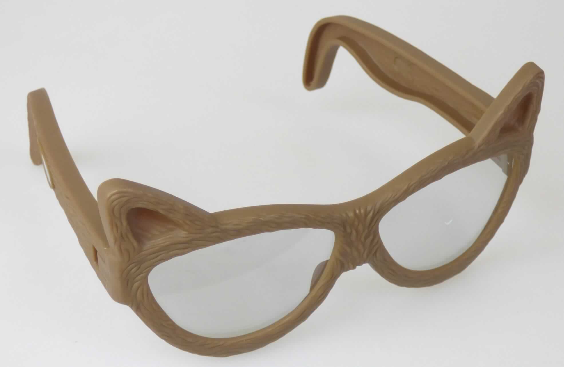 Sog. Mc Donald's - Hotel Transylvania 3 - Wayne Fashion Glasses, im Wesentlichen bestehend aus einer Sonnenbrille für Kinder, mit einem braunen, der Fellzeichnung eines Tieres nachempfundenem und mit Ohren gestaltetem Brillengestell aus Kunststoff und leicht getönten Brillengläsern aus Kunststoff.

äußere Form: siehe Abbildung in der Anlage

Die Ware wird als "Sonnenbrille, nicht mit optisch bearbeiteten Gläsern, mit Brillengläsern aus Kunststoff" eingereiht.