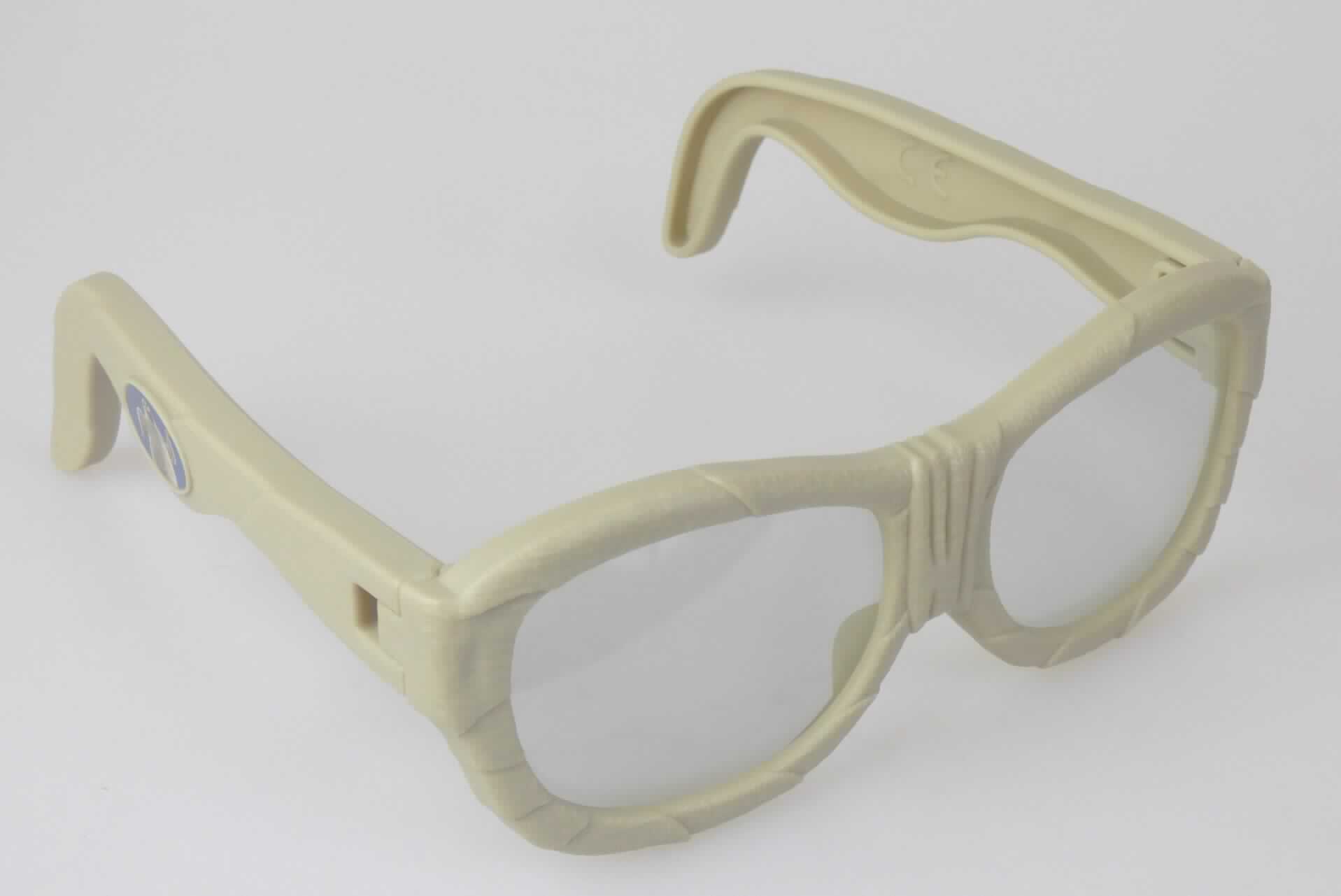 Sog. Mc Donald's - Hotel Transylvania 3 - Murray Fashion Glasses, im Wesentlichen bestehend aus einer Sonnenbrille für Kinder, mit braunem, einem Mumienverband nachempfundenen Brillengestell aus Kunststoff und leicht getönten Brillengläsern, ebenfalls aus Kunststoff. Die Brillenbügel sind mit einem Emblem bzw. einem Bild (Figur aus dem Film "Hotel Transylvania 3") versehen.

äußere Form: siehe Abbildung in der Anlage

Die Ware wird als "Sonnenbrille, nicht mit optisch bearbeiteten Gläsern, mit Brillengläsern aus Kunststoff" eingereiht.