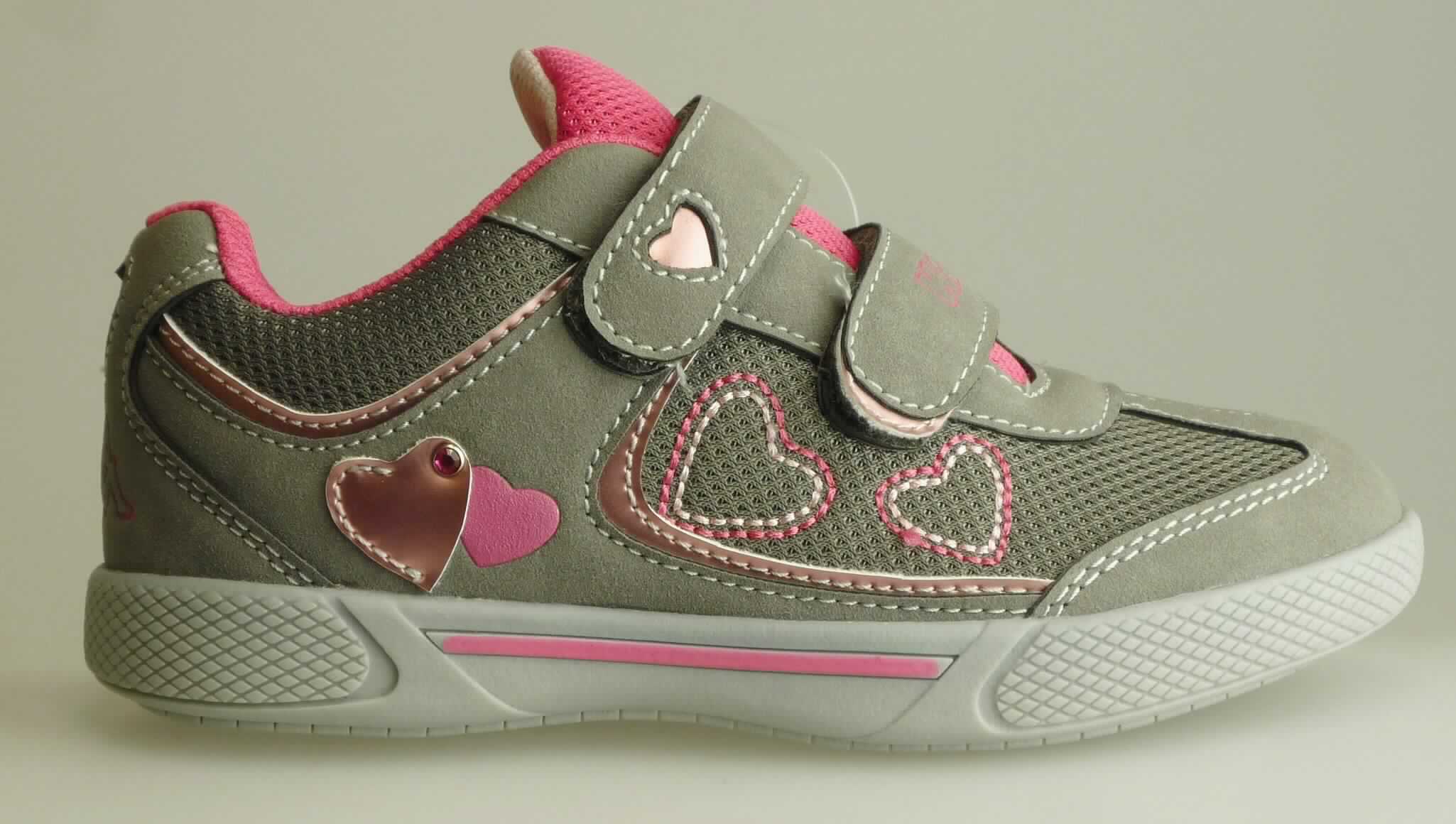 Halbschuhe (lt. Antrag: "Freizeitschuh, Lovely K, Artikel-Nr.: 260596K", Foto siehe Anlage)
- mit Laufsohlen aus (lt. Antrag) Kunststoff,
- mit Oberteil (geschlossenes Blatt) aus Kunststoff (Spinnstoff mit einer mit bloßem
  Auge wahrnehmbaren Außenschicht aus Kunststoff), 
- auf das Oberteil sind Stücke aus Kunststoff als Verstärkungsteile aufgesetzt,
- mit Zierbesatz,
- mit Klettverschluss,
- nicht mit Dornen, Krampen, Klammern, Stollen oder ähnlichen Vorrichtungen versehen oder für deren
  Anbringung hergerichtet (keine Sportschuhe),
- nicht den Knöchel bedeckend,
- ohne Metallschutz in der Vorderkappe,
- mit einer Länge der Innensohle von weniger als 24 cm.

"Schuhe mit Laufsohlen und Oberteil aus Kunststoff, andere als in der Position 6401 und in den
 Unterpositionen 6402 1210 bis 6402 9950 genannte, mit einer Länge der Innensohle von weniger als 24 cm"