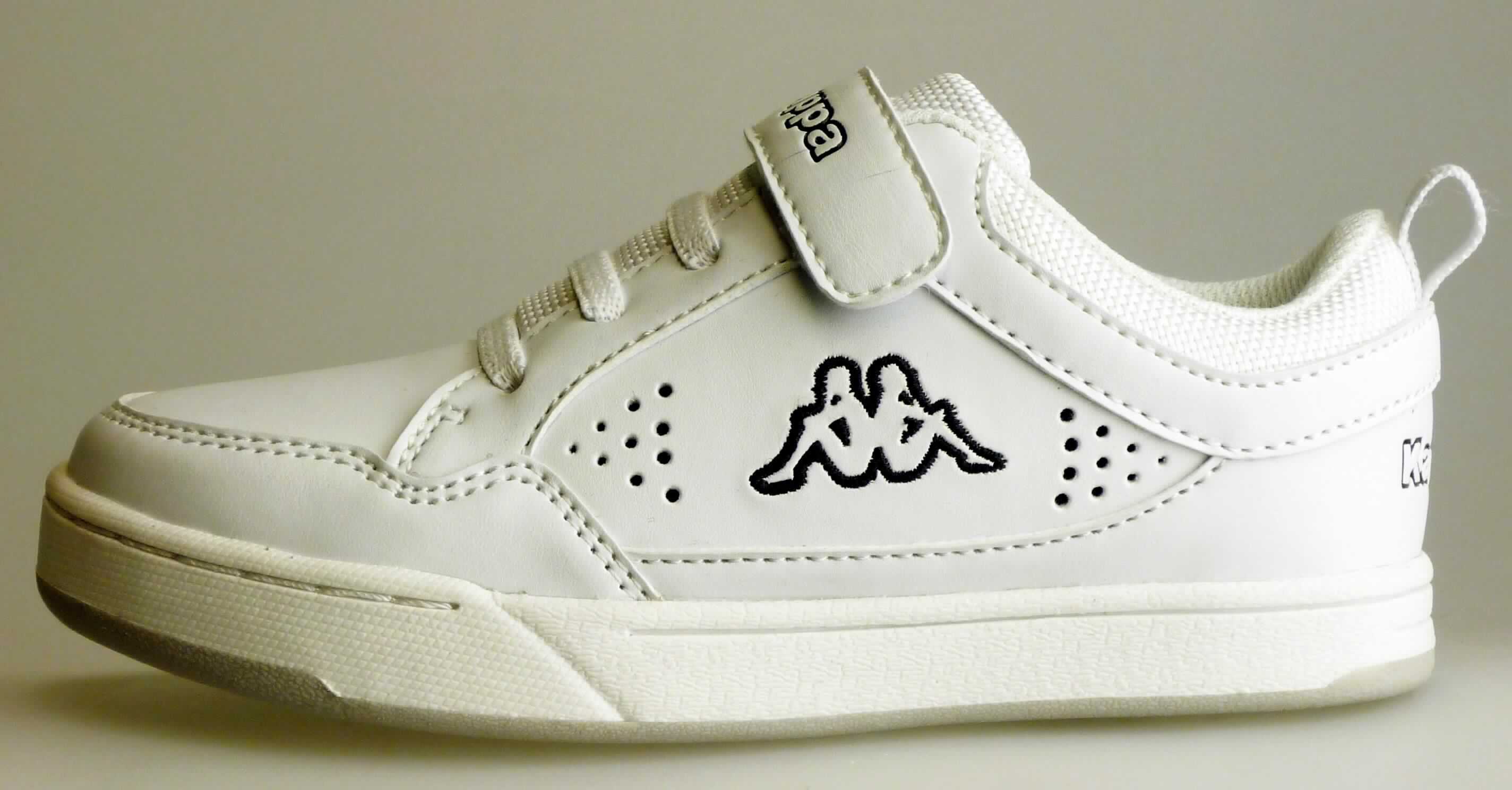 Halbschuhe (lt. Antrag: "Freizeitschuh, Foreward Low K, Artikel-Nr.: 260507K", Foto siehe Anlage)
- mit Laufsohlen aus (lt. Antrag) Kunststoff, 
- mit Oberteil (geschlossenes Blatt) aus Kunststoff (Spinnstoff mit einer mit bloßem Auge wahrnehmbaren 
  Außenschicht aus Kunststoff; den größten Teil der Außenfläche bildend) und Spinnstoff,
- auf das Oberteil sind seitlich Stücke aus Kunststoff als Verstärkungsteile aufgesetzt,
- mit Klettverschluss und einem elastischen Band über dem Spann, 
- nicht mit Dornen, Krampen, Klammern, Stollen oder ähnlichen Vorrichtungen versehen 
  oder für deren Anbringung hergerichtet (keine Sportschuhe),
- nicht den Knöchel bedeckend, 
- ohne Metallschutz in der Vorderkappe, 
- mit einer Länge der Innensohle von weniger als 24 cm.
	
"Schuhe mit Laufsohlen und Oberteil aus Kunststoff, andere als in der Pos. 6401 und in den
 UPos. 6402 1210 bis 6402 9950 genannte, mit einer Länge der Innensohle von weniger als 24 cm"