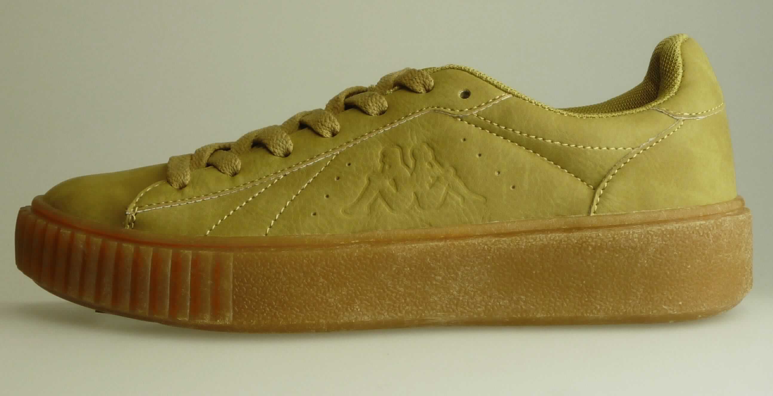 Halbschuhe (lt. Antrag: "Freizeitschuh, Meseta PF RB, Artikel-Nr.: 242505", Foto siehe Anlage)
- mit Laufsohlen aus (lt. Antrag) Kunststoff,
- mit Oberteil (geschlossenes Blatt) aus Kunststoff (Spinnstoff mit einer mit
  bloßem Auge wahrnehmbaren Außenschicht aus Kunststoff),
- im Verschlussbereich mit Zuschnitten aus Kunststoff verstärkt,
- mit Schnürsenkelverschluss,
- nicht mit Dornen, Krampen, Klammern, Stollen oder ähnlichen Vorrichtungen
  versehen oder für deren  Anbringung hergerichtet (keine Sportschuhe),
- nicht den Knöchel bedeckend, 
- ohne Metallschutz in der Vorderkappe,  
- mit einer Länge der Innensohle von mehr als 24 cm,
- nicht als Männer- oder Frauenschuhe erkennbar.

"Schuhe mit Laufsohlen und Oberteil aus Kunststoff, andere als in der Pos. 6401 und in den 
 UPos. 6402 1210 bis 6402 9991 genannte, nicht als Männer- oder Frauenschuhe erkennbar"