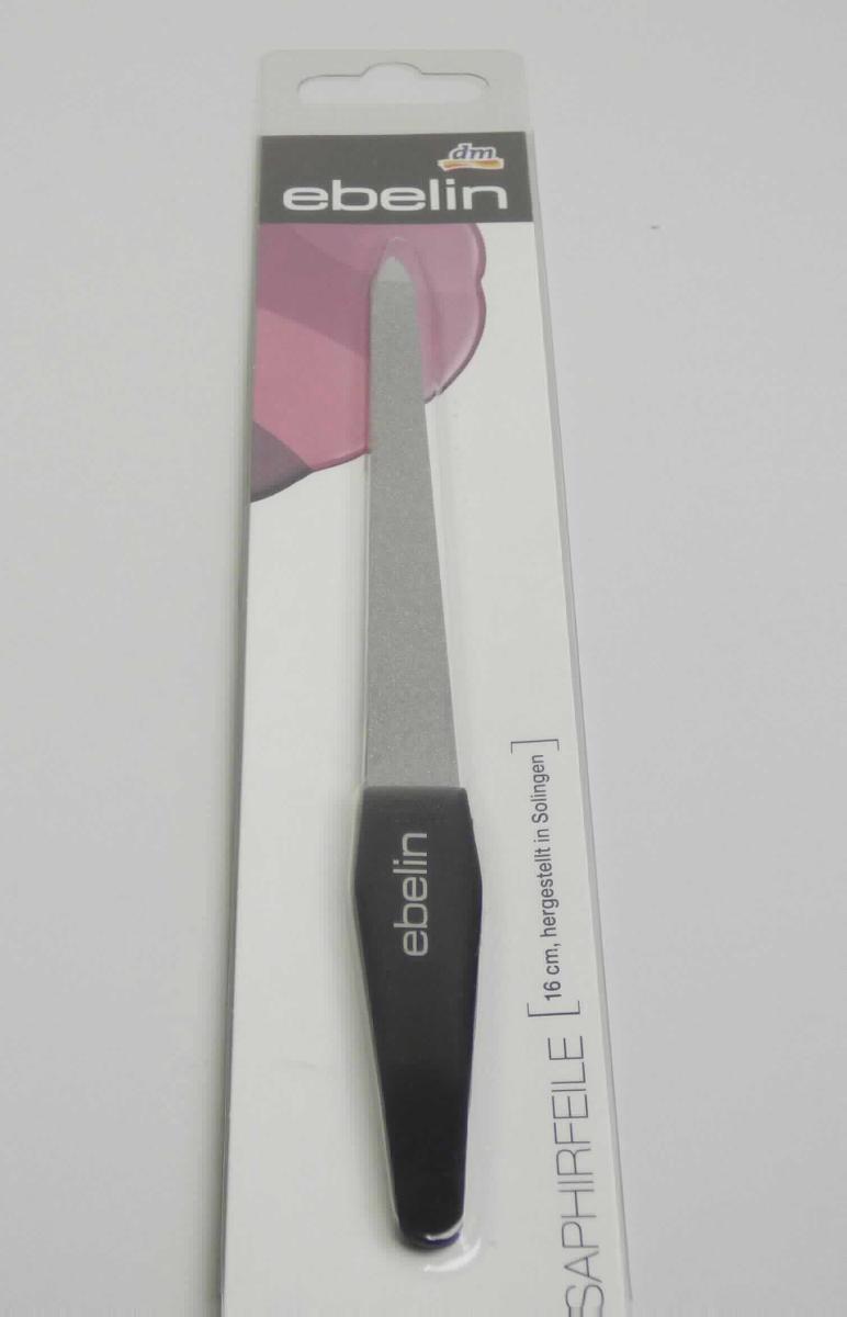 Angaben:
Saphirfeile zum Feilen von Nägeln; Stahl C75 (Härte 45 - 50 HRC / Aluminiumoxid vernickelt / Oberfläche verchromt), Feilengriff: Polystyrol.

Warenbeschaffenheit:
In einer etikettierten Blisterverpackung befindet sich eine Nagelfeile aus Metall mit agglomerierten Schleifstoffen und mit Kunststoffgriff.

Befund:
Wetz- oder Poliersteine zum Handgebrauch.